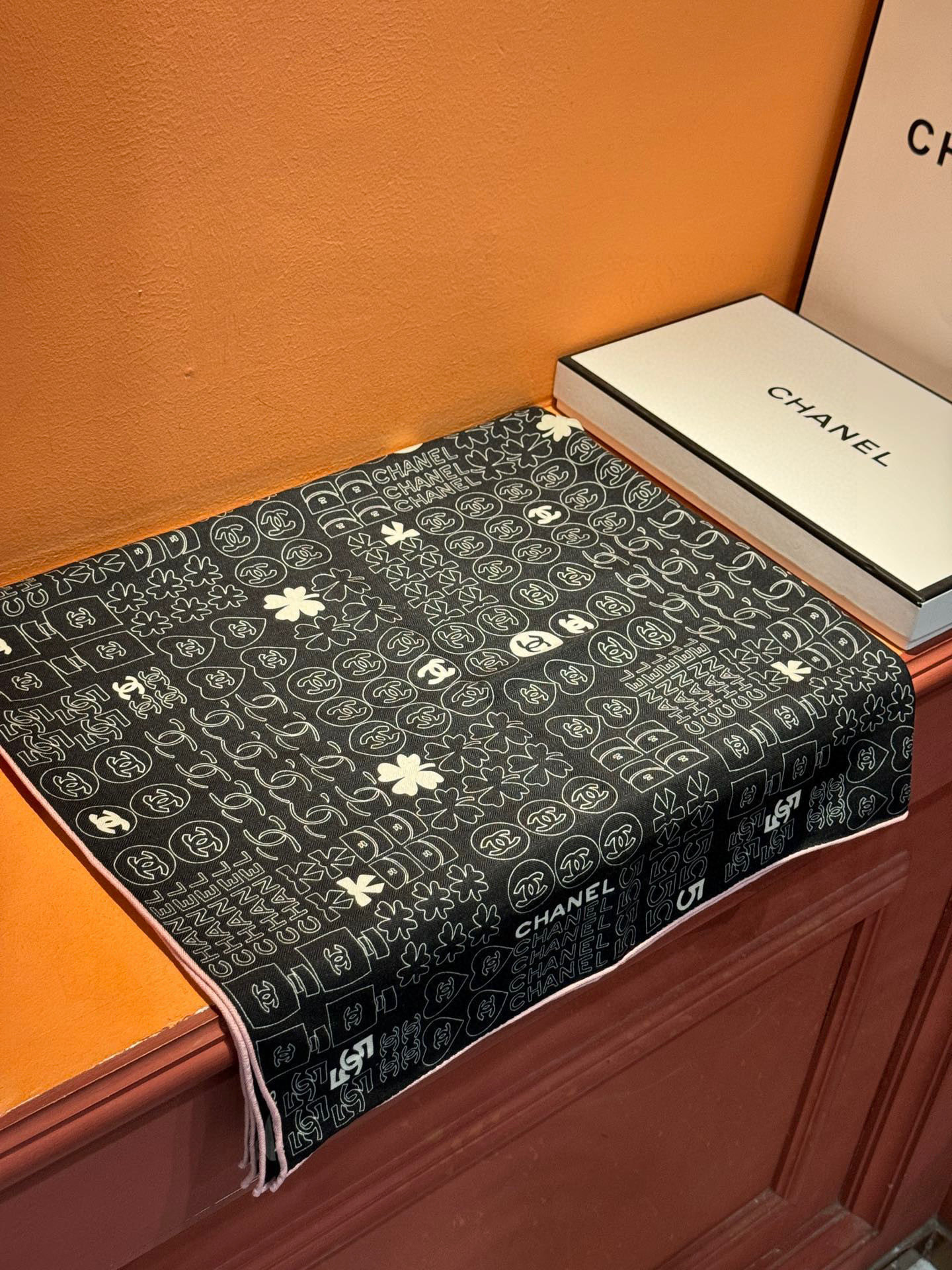   上新❤️
【2025Chanel】 
经典茶花优雅Coco风，Chanel最新菱格丝绒大方巾~气质到