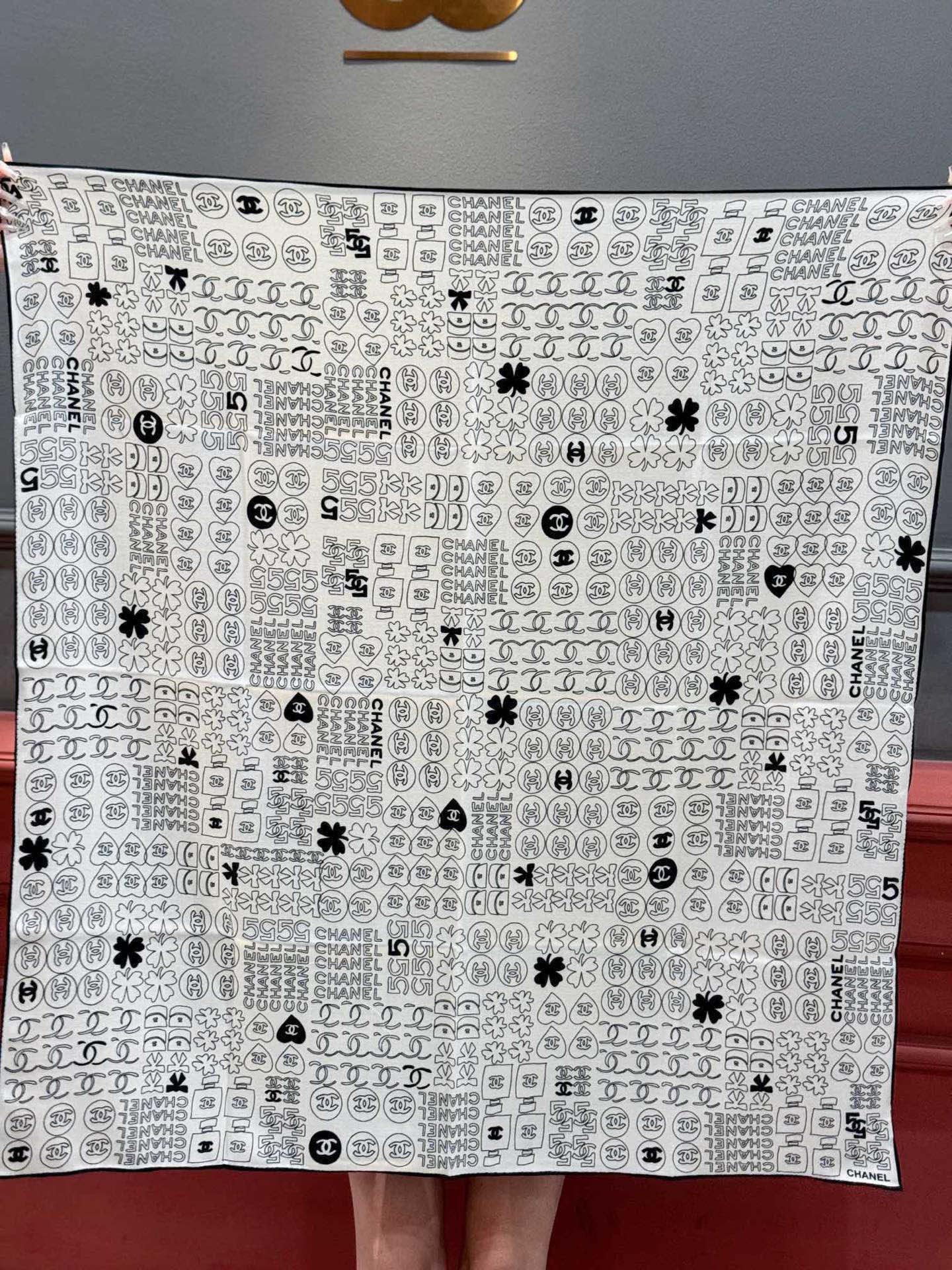   上新❤️
【2025Chanel】 
经典茶花优雅Coco风，Chanel最新菱格丝绒大方巾~气质到