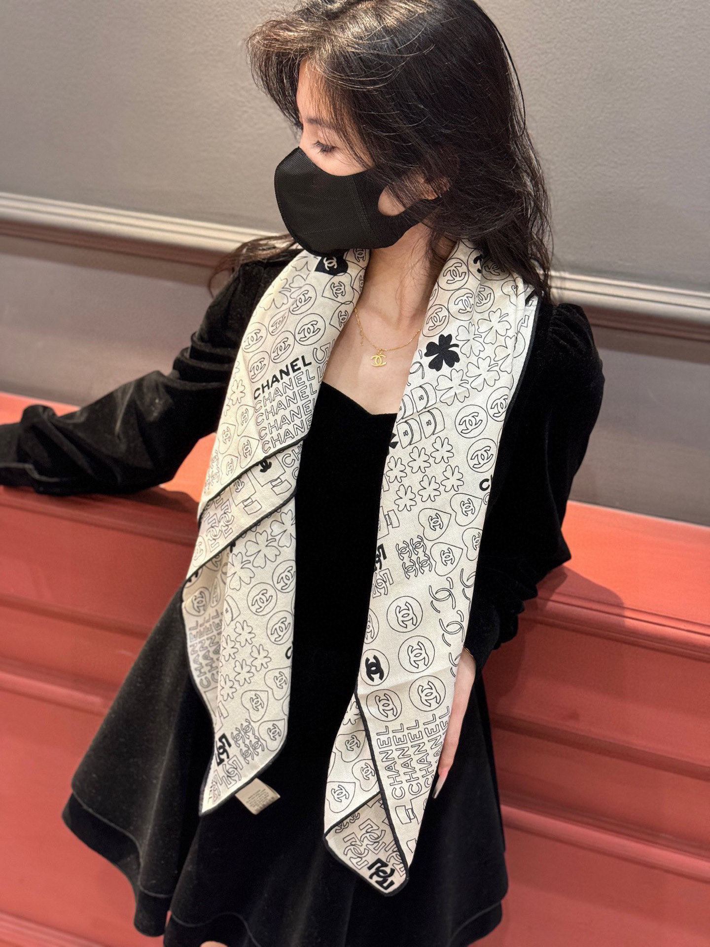   上新❤️
【2025Chanel】 
经典茶花优雅Coco风，Chanel最新菱格丝绒大方巾~气质到