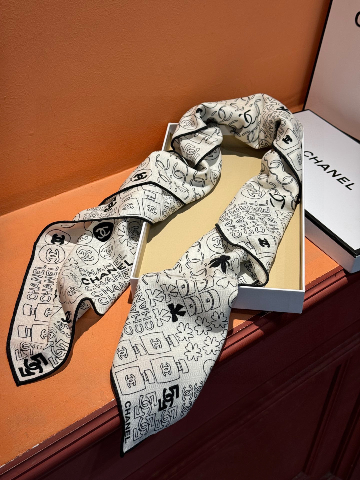   上新❤️
【2025Chanel】 
经典茶花优雅Coco风，Chanel最新菱格丝绒大方巾~气质到