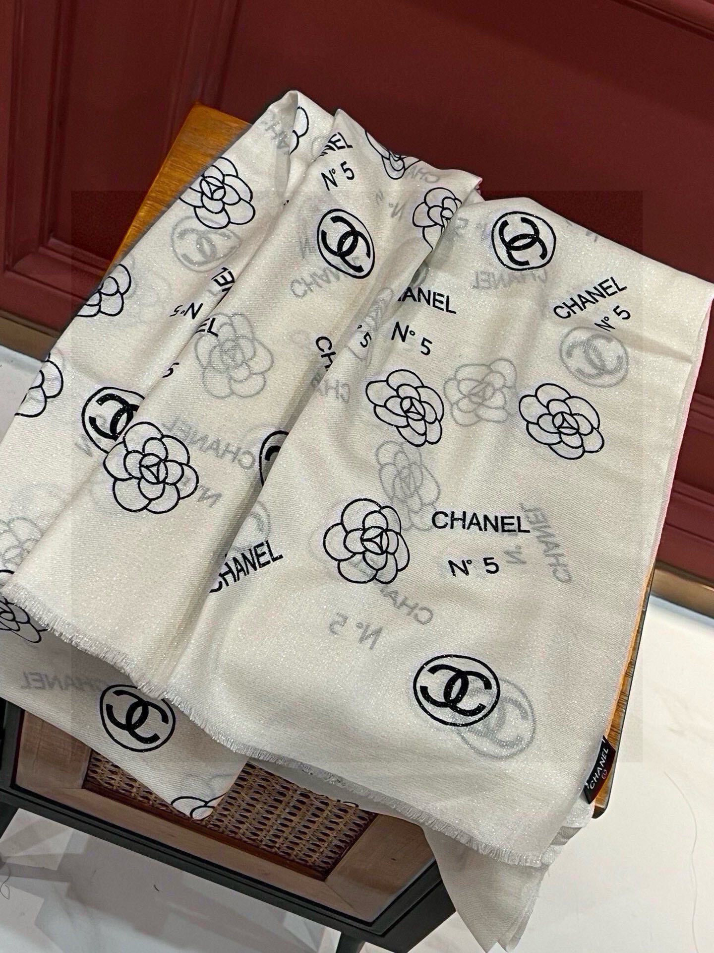 上新🌟 会发光发亮的围巾 💄💋新款客供银线💖羊绒面料长巾 😘美翻了流泪【小香银线图标】，御用殿堂级极品‼