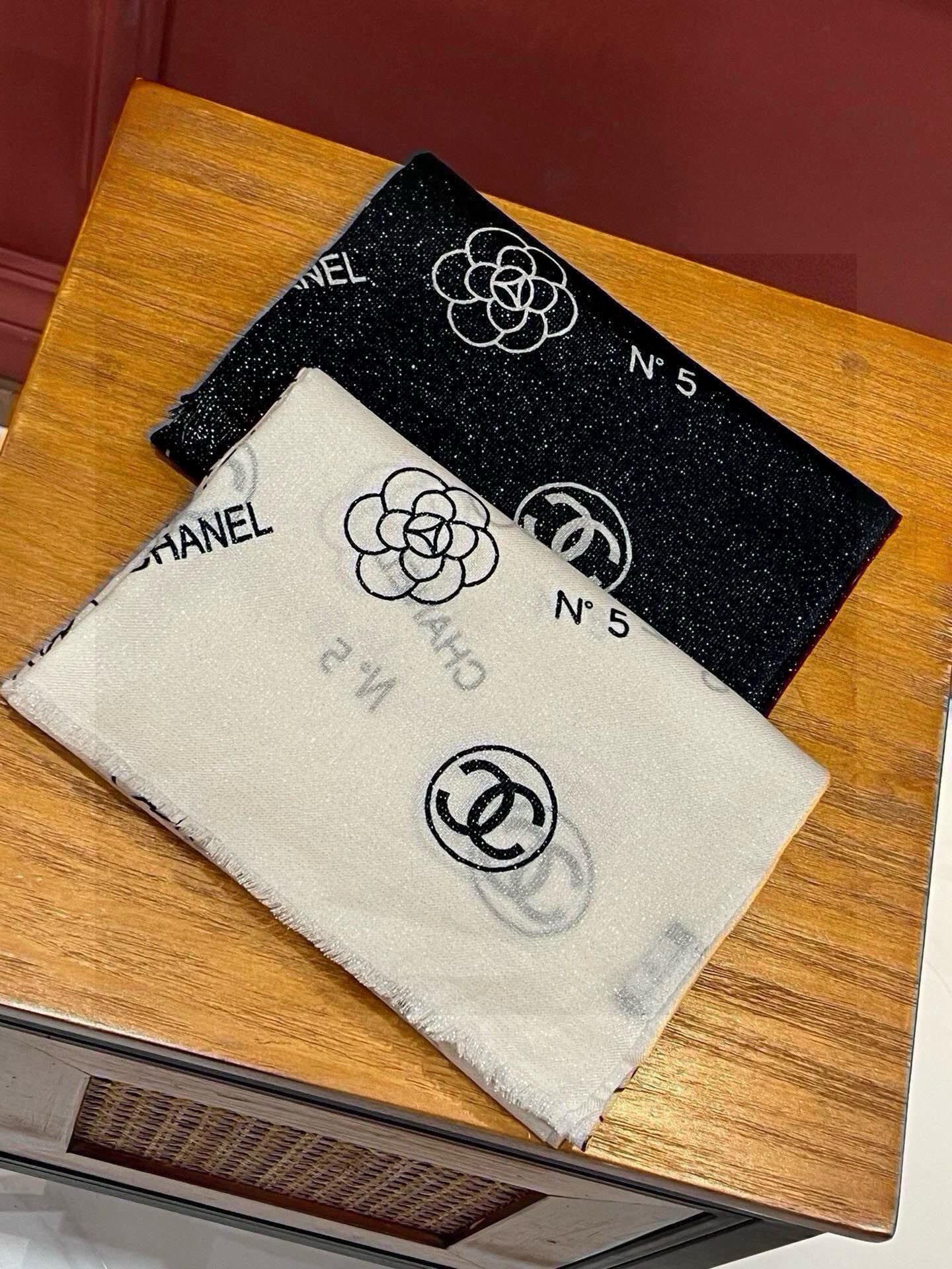 上新🌟 会发光发亮的围巾 💄💋新款客供银线💖羊绒面料长巾 😘美翻了流泪【小香银线图标】，御用殿堂级极品‼