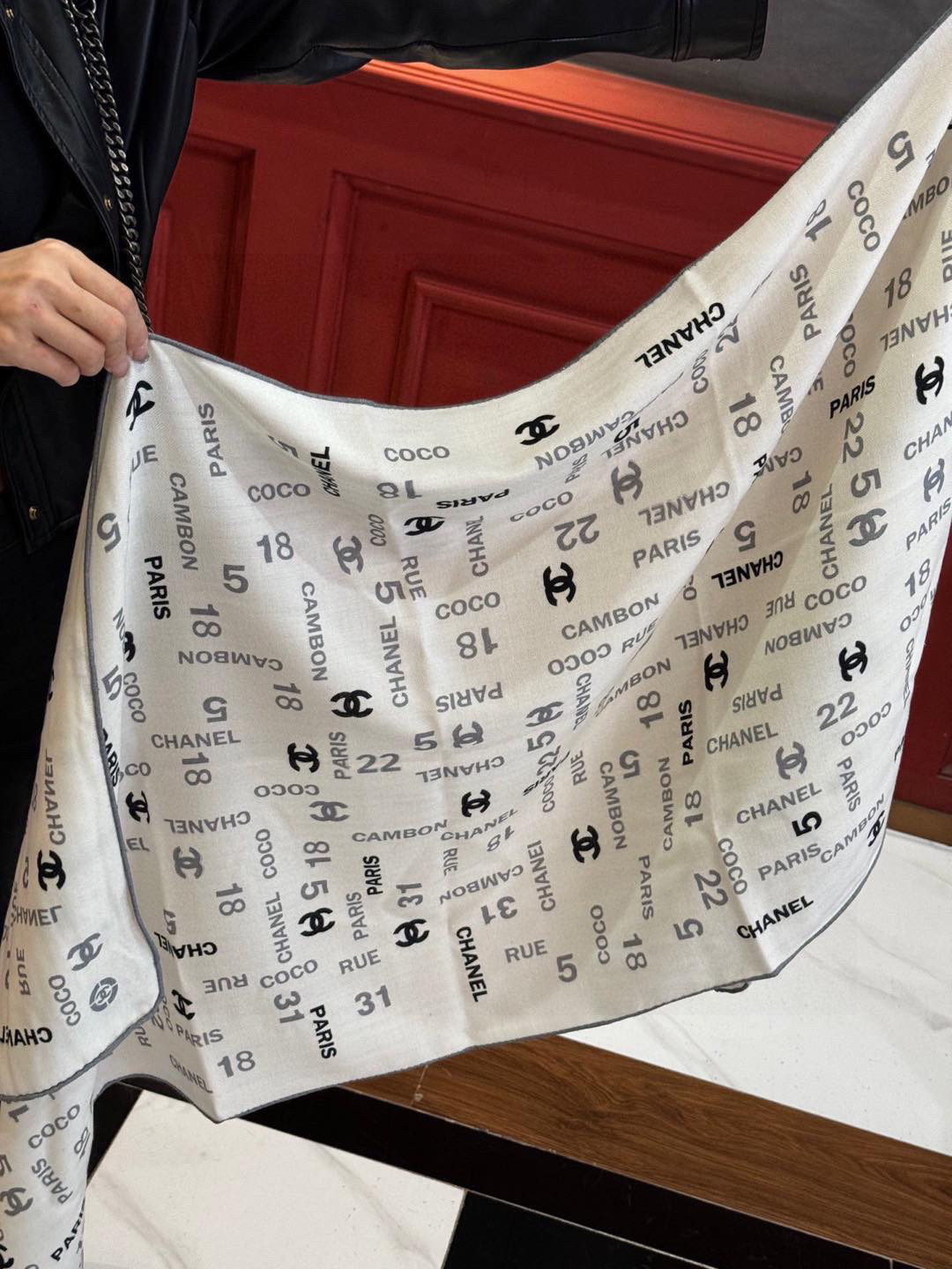   上新❤️
【2025Chanel】 
经典茶花优雅Coco风，Chanel最新菱格丝绒大方巾~气质到