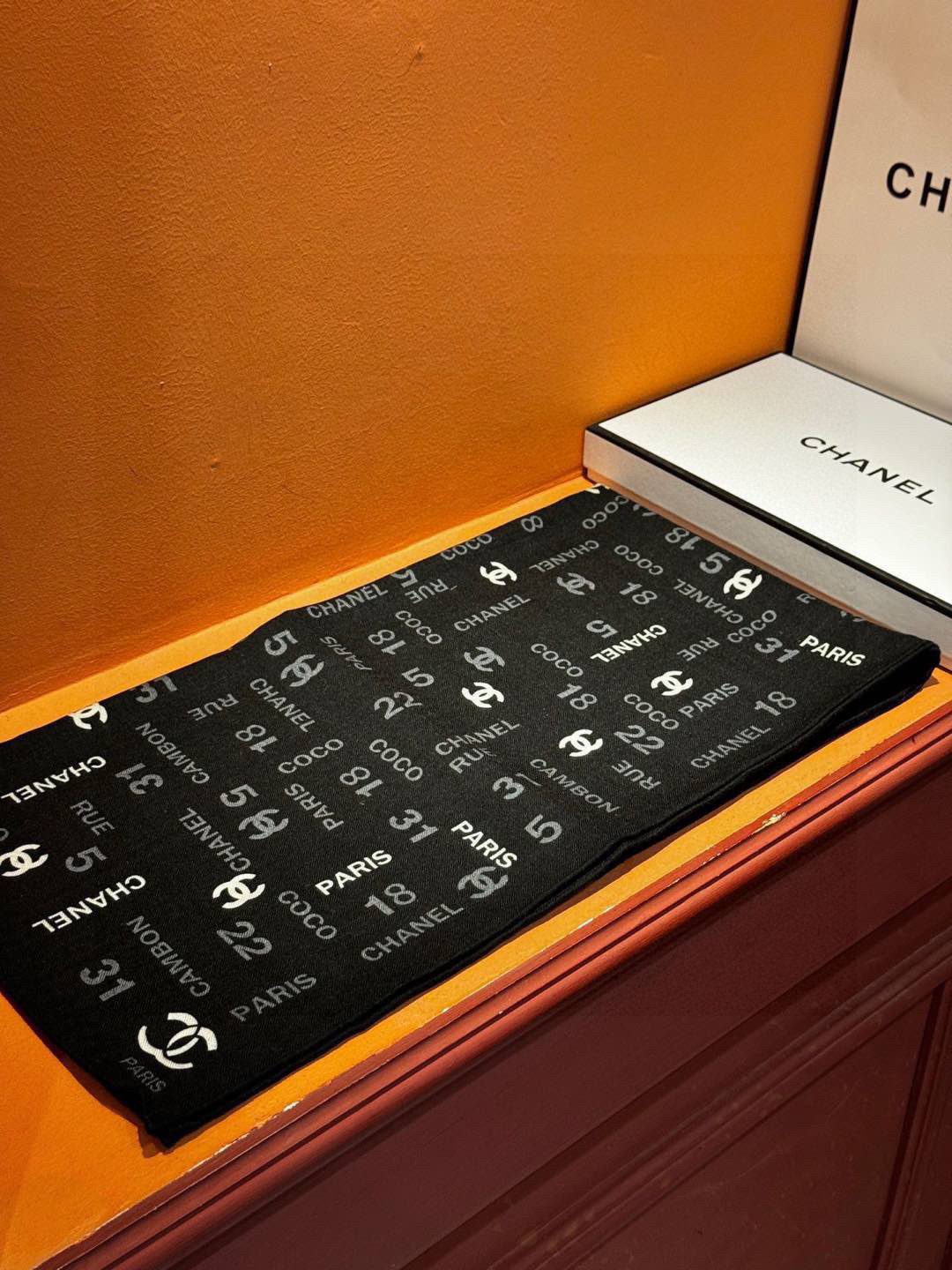   上新❤️
【2025Chanel】 
经典茶花优雅Coco风，Chanel最新菱格丝绒大方巾~气质到