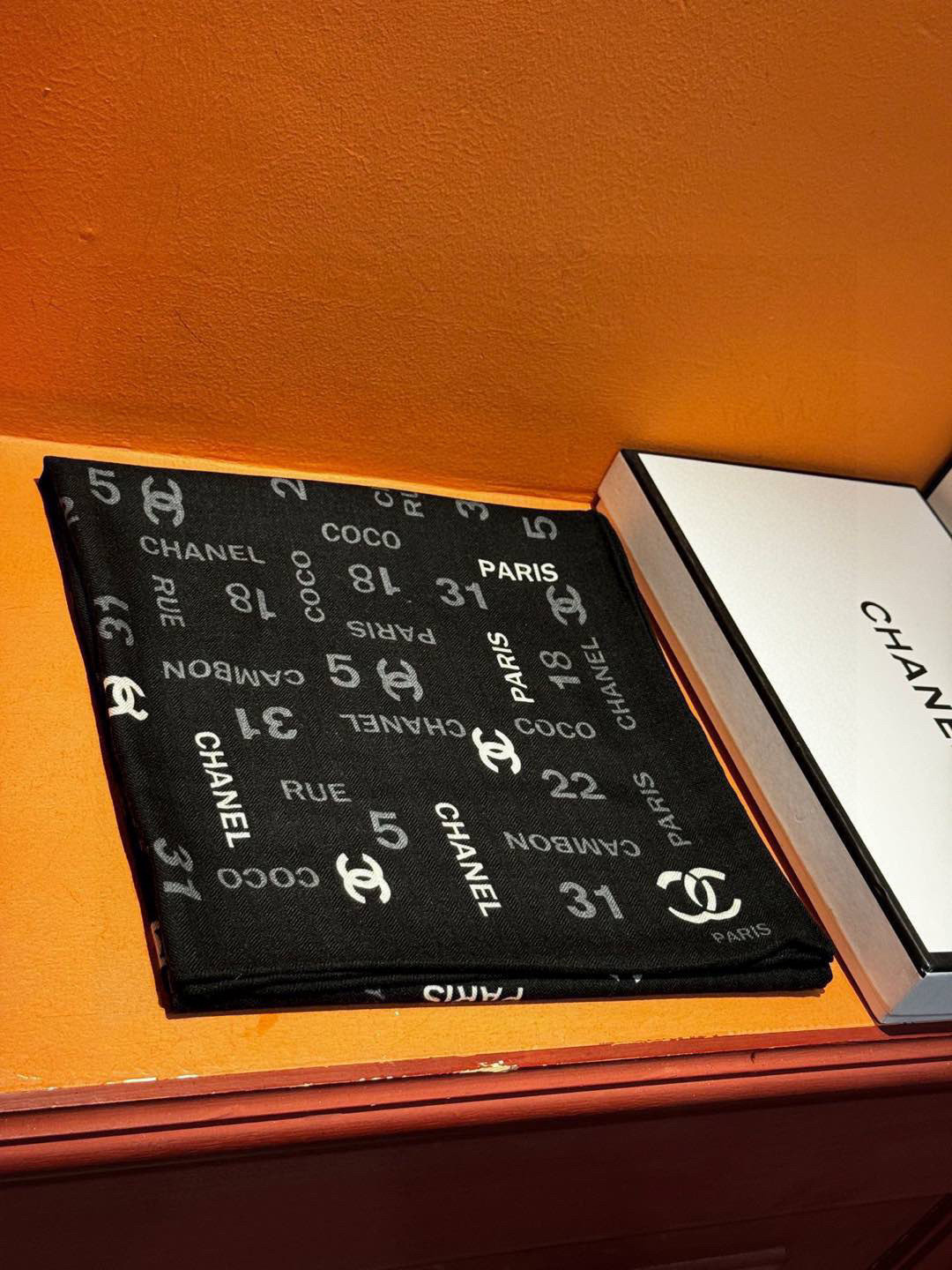   上新❤️
【2025Chanel】 
经典茶花优雅Coco风，Chanel最新菱格丝绒大方巾~气质到