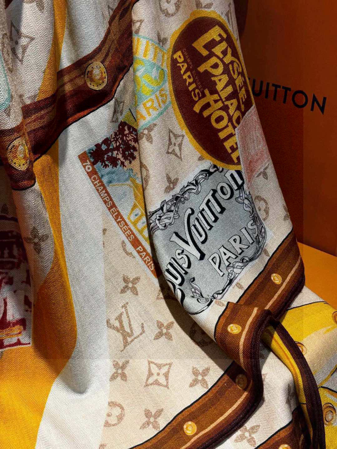 
【LV】上新❤️
 路易威登 一款值得品细节的高货
抠细节，从一个小块的配色去打败市场货
140方巾 