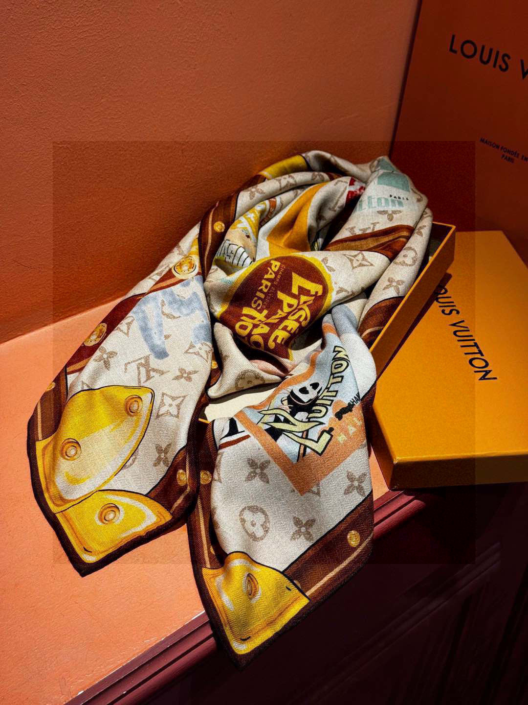 
【LV】上新❤️
 路易威登 一款值得品细节的高货
抠细节，从一个小块的配色去打败市场货
140方巾 