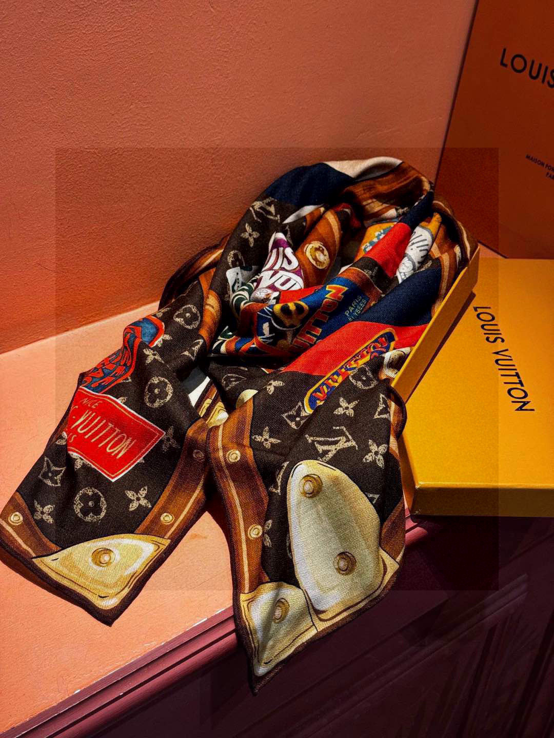 
【LV】上新❤️
 路易威登 一款值得品细节的高货
抠细节，从一个小块的配色去打败市场货
140方巾 