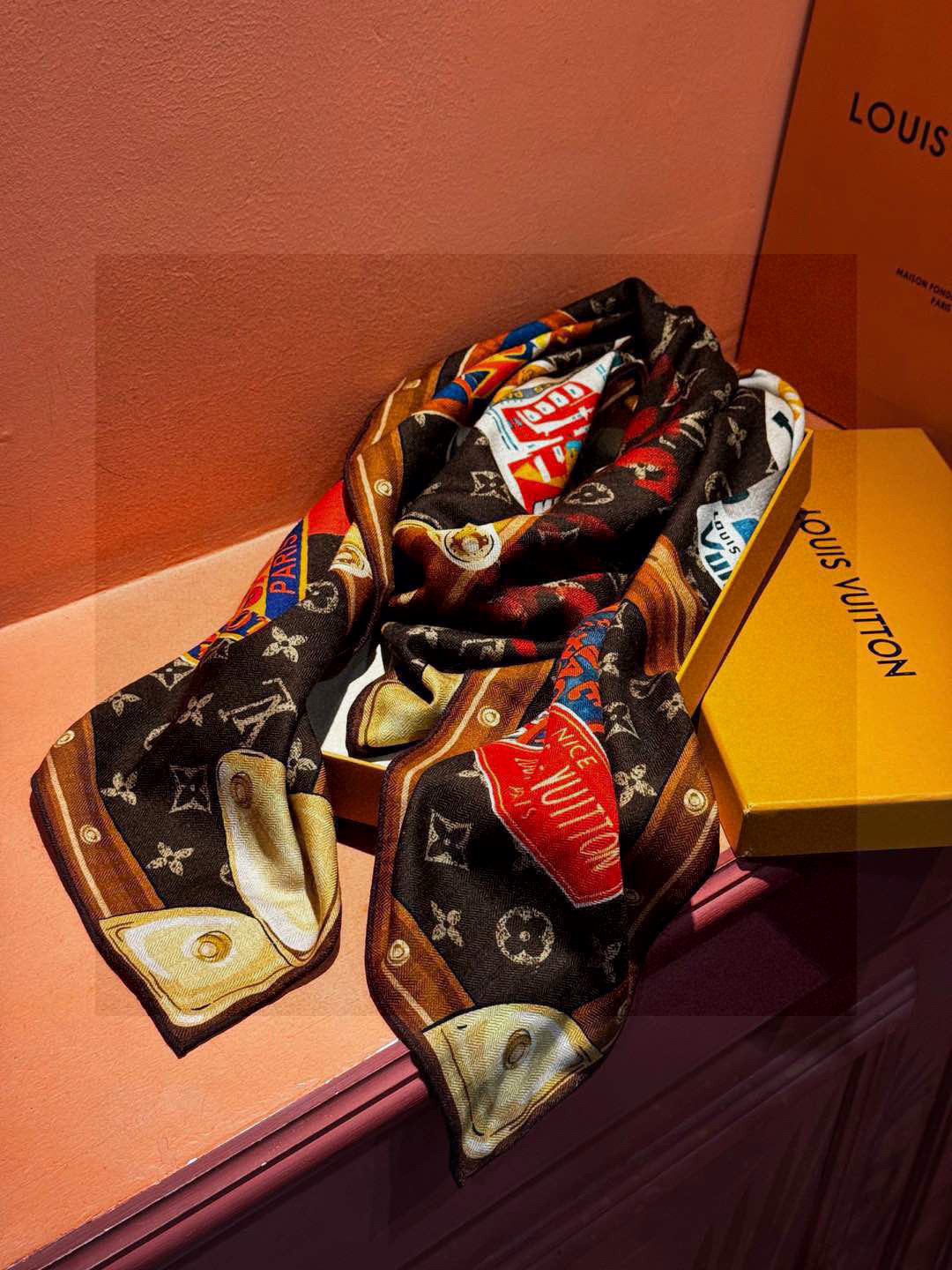 
【LV】上新❤️
 路易威登 一款值得品细节的高货
抠细节，从一个小块的配色去打败市场货
140方巾 