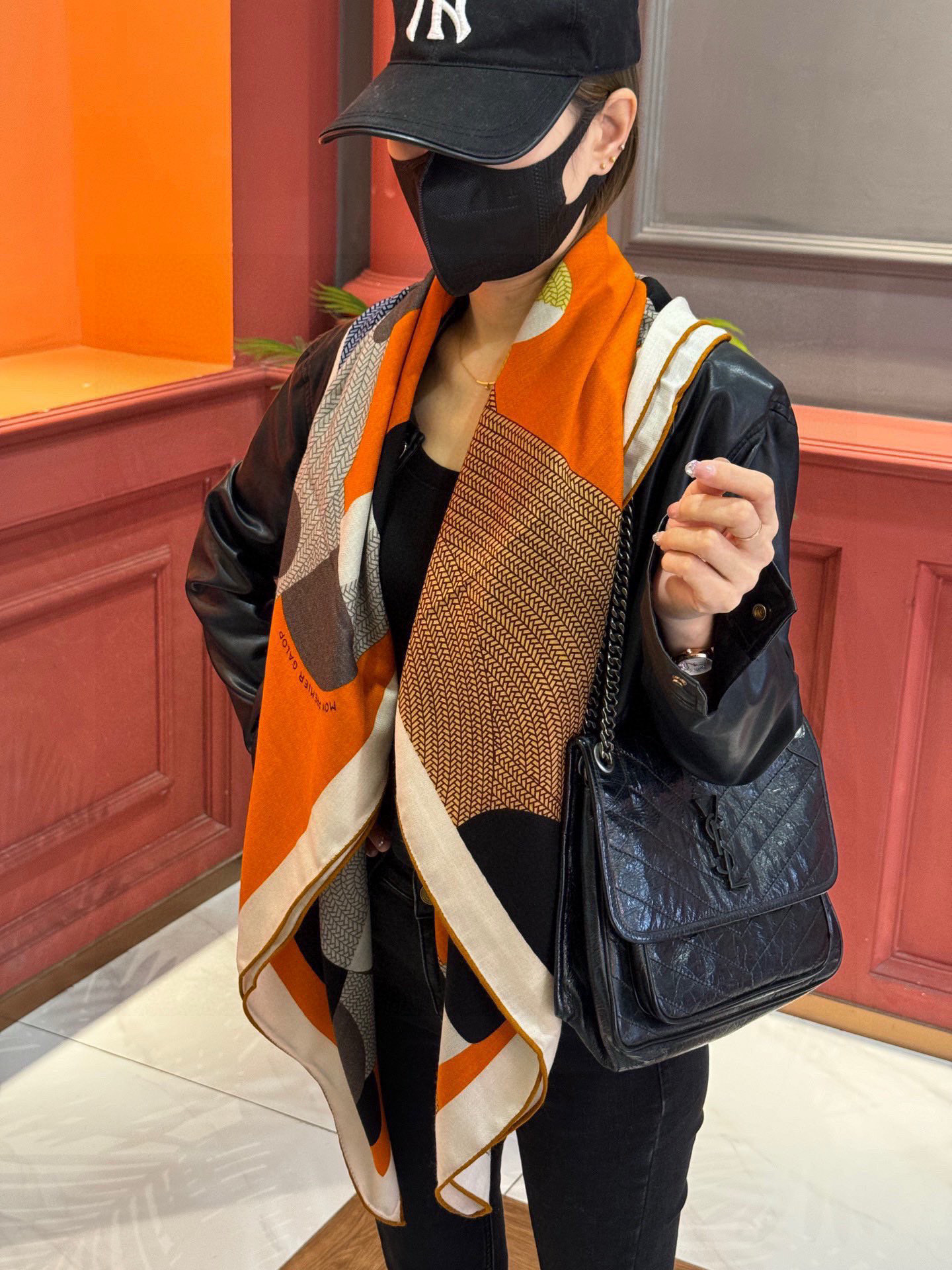 
  新款爱马仕小马跳跃，140*140cm，双面同色印花，高端的重磅丝羊绒面料，正反两面效果一样，70