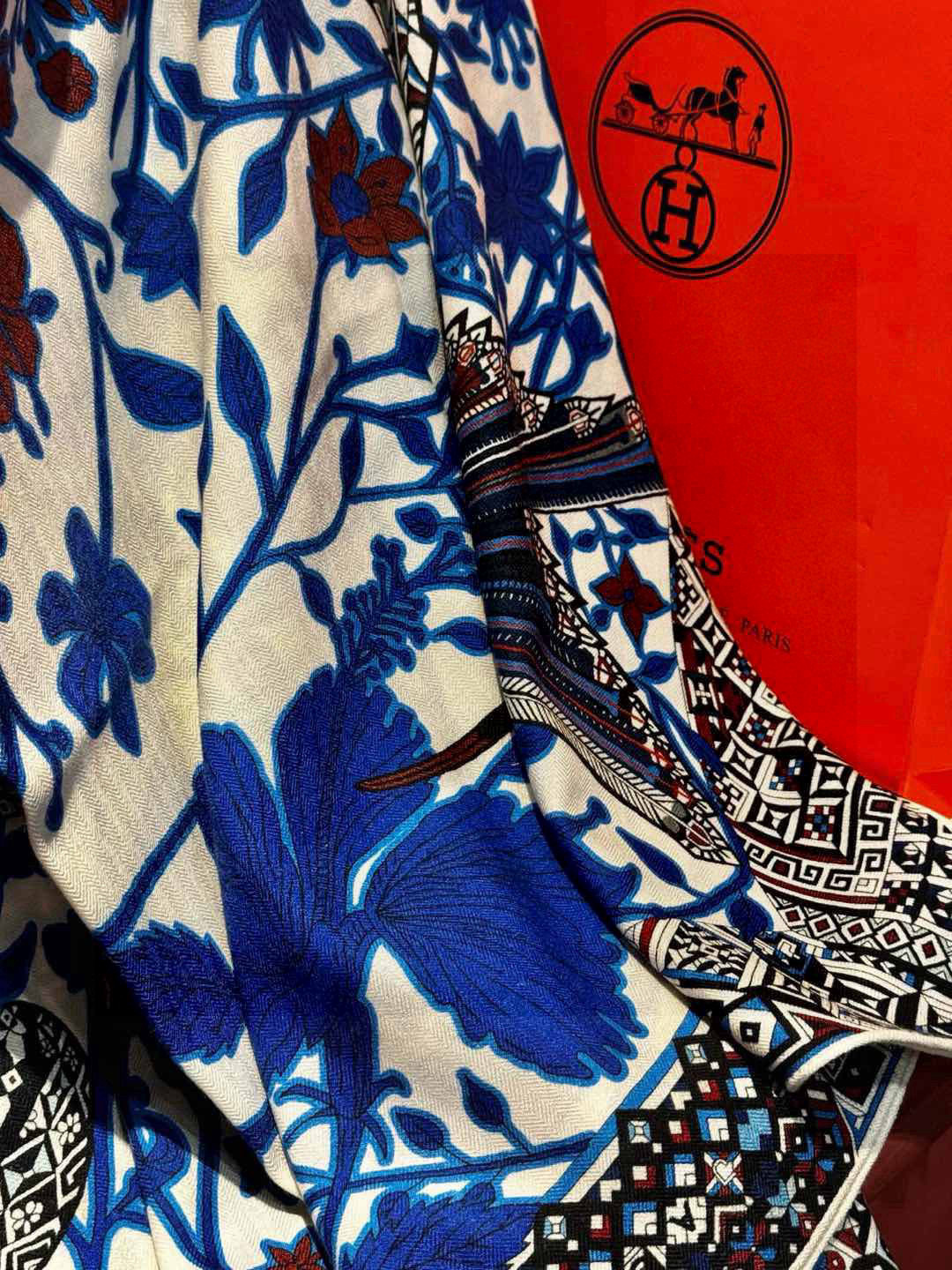  羊绒新款🆕👏👏买了都说好看‼️推荐💕爱马仕双面同色羊绒方巾【美洲豹与蜂鸟双面同色140】，顶级工艺超值