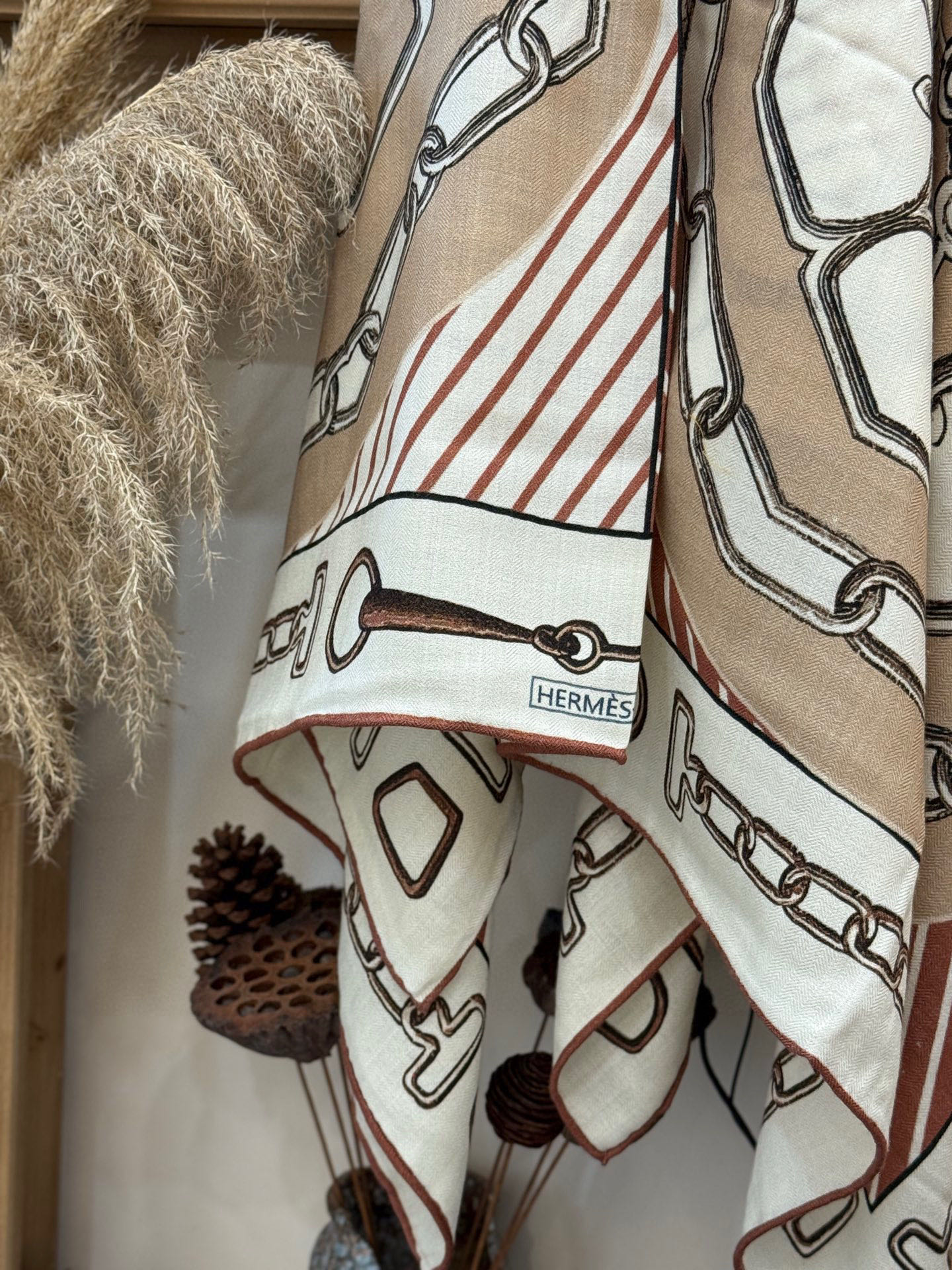 💟2025年早秋上新💞【双面同色丝毛方巾】手工卷边山羊绒和真丝混纺披肩（70%山羊绒，30%桑蚕丝）
这