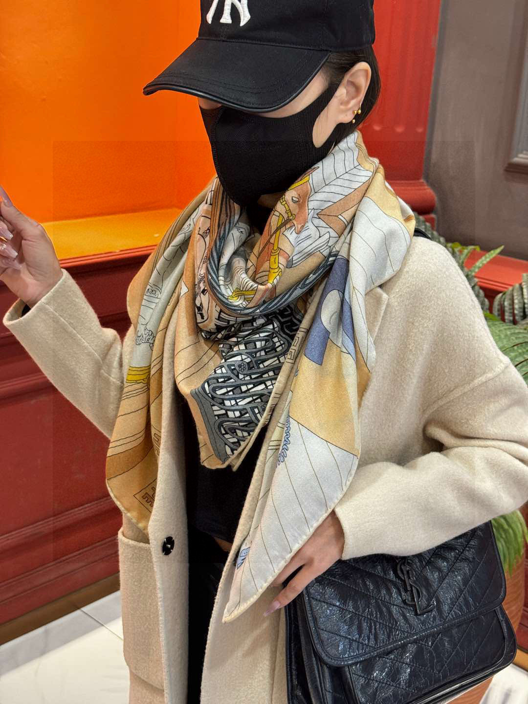  💟上新💞｛24号之谜｝羊绒大方巾双面同色140手工卷边
H家是创意和作品故事的无限源泉，每季皆推出全新