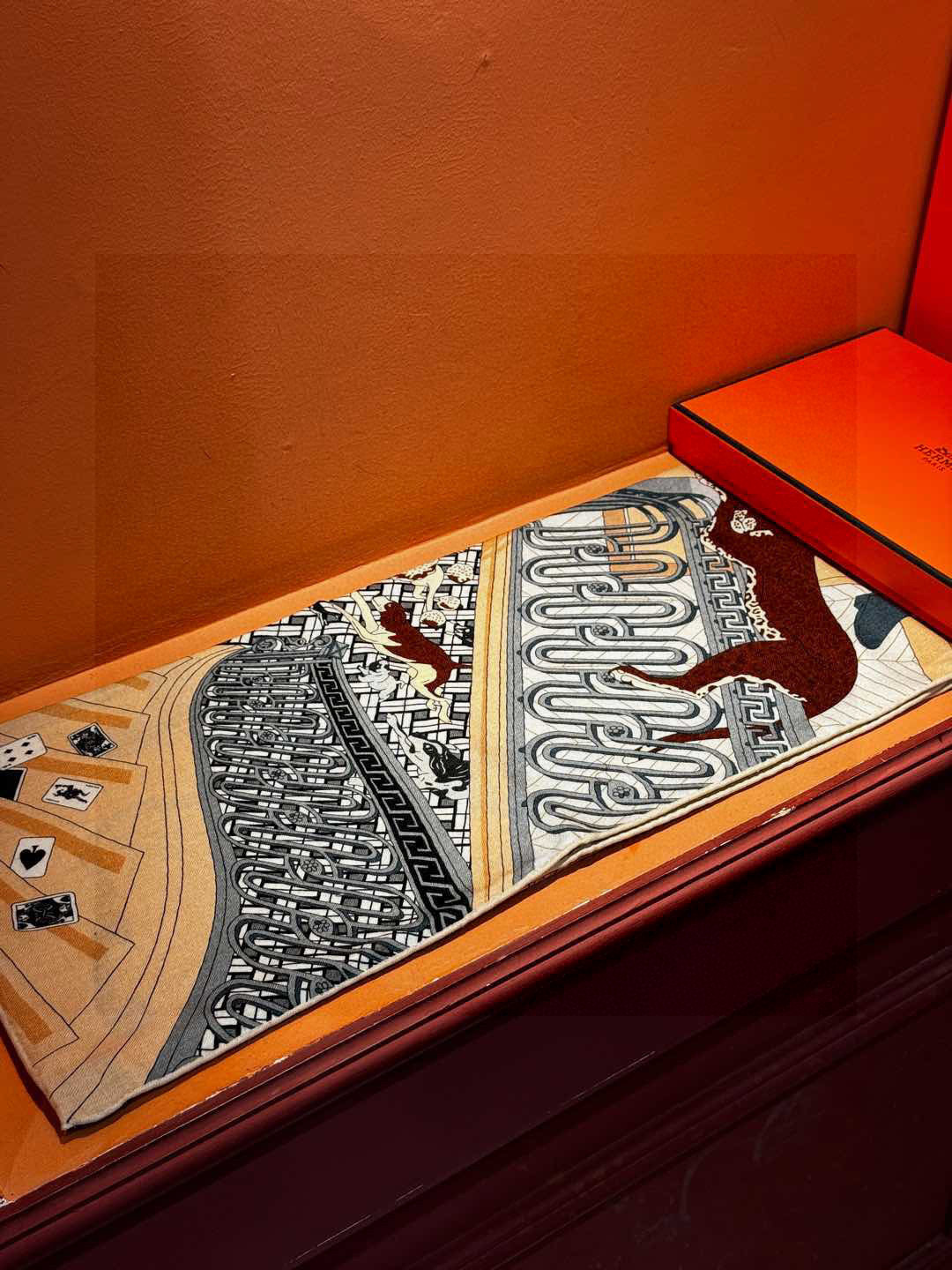  💟上新💞｛24号之谜｝羊绒大方巾双面同色140手工卷边
H家是创意和作品故事的无限源泉，每季皆推出全新