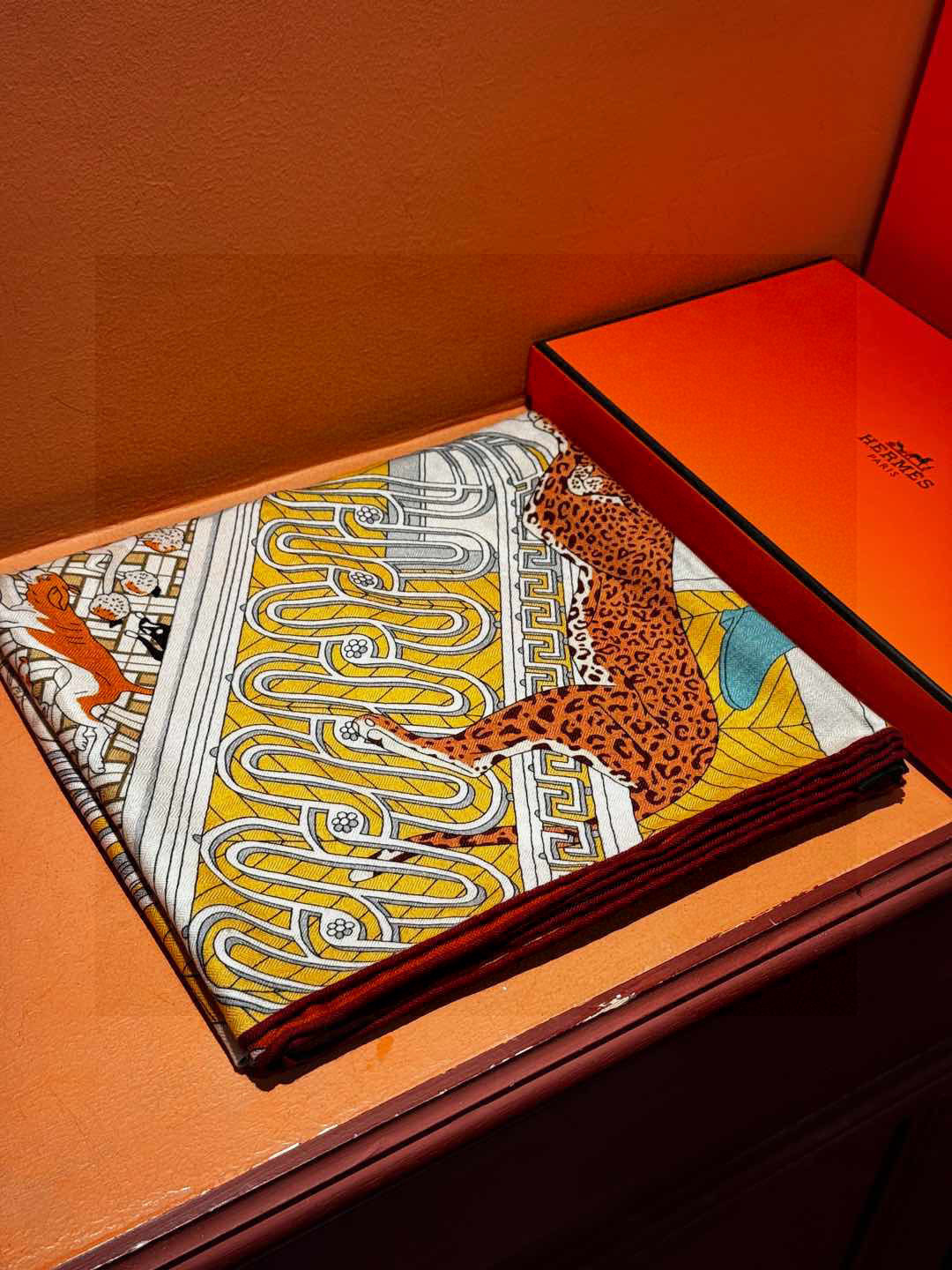  💟上新💞｛24号之谜｝羊绒大方巾双面同色140手工卷边
H家是创意和作品故事的无限源泉，每季皆推出全新