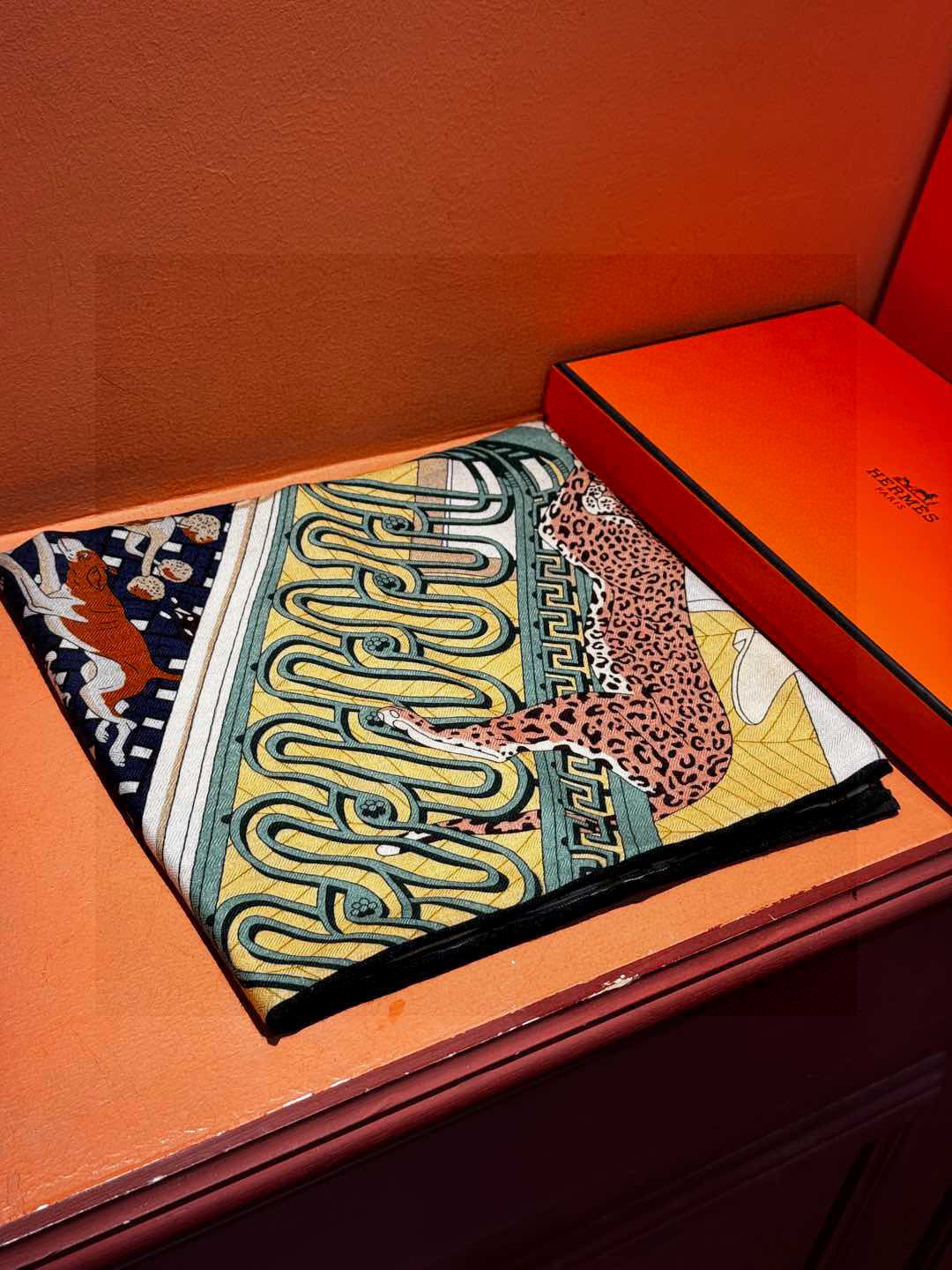  💟上新💞｛24号之谜｝羊绒大方巾双面同色140手工卷边
H家是创意和作品故事的无限源泉，每季皆推出全新