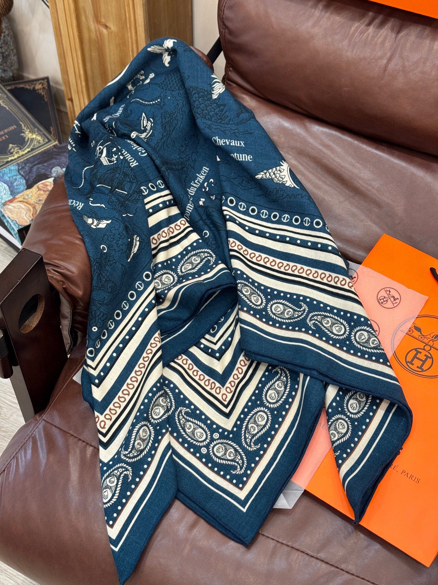  💟2025年秋冬抢先 上新💞【双面同色丝毛方巾】手工卷边山羊绒和真丝混纺披肩（70%山羊绒，30%桑蚕