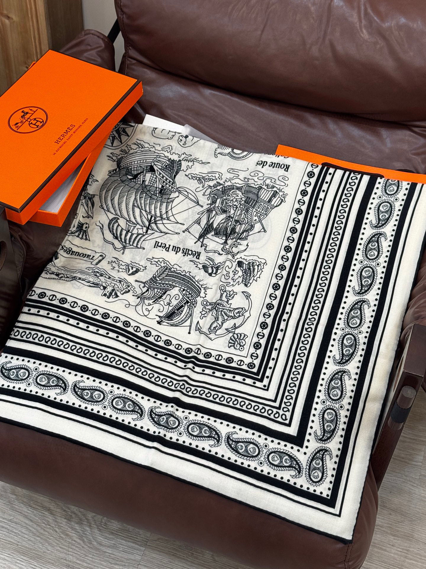  💟2025年秋冬抢先 上新💞【双面同色丝毛方巾】手工卷边山羊绒和真丝混纺披肩（70%山羊绒，30%桑蚕