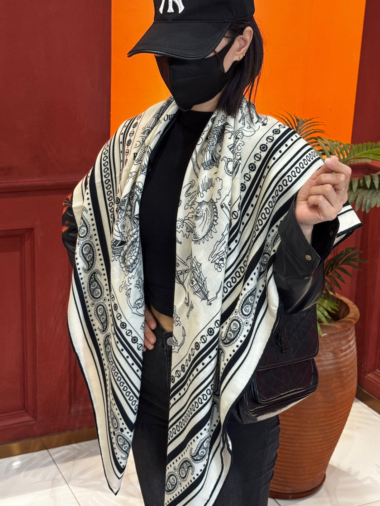  💟2025年秋冬抢先 上新💞【双面同色丝毛方巾】手工卷边山羊绒和真丝混纺披肩（70%山羊绒，30%桑蚕