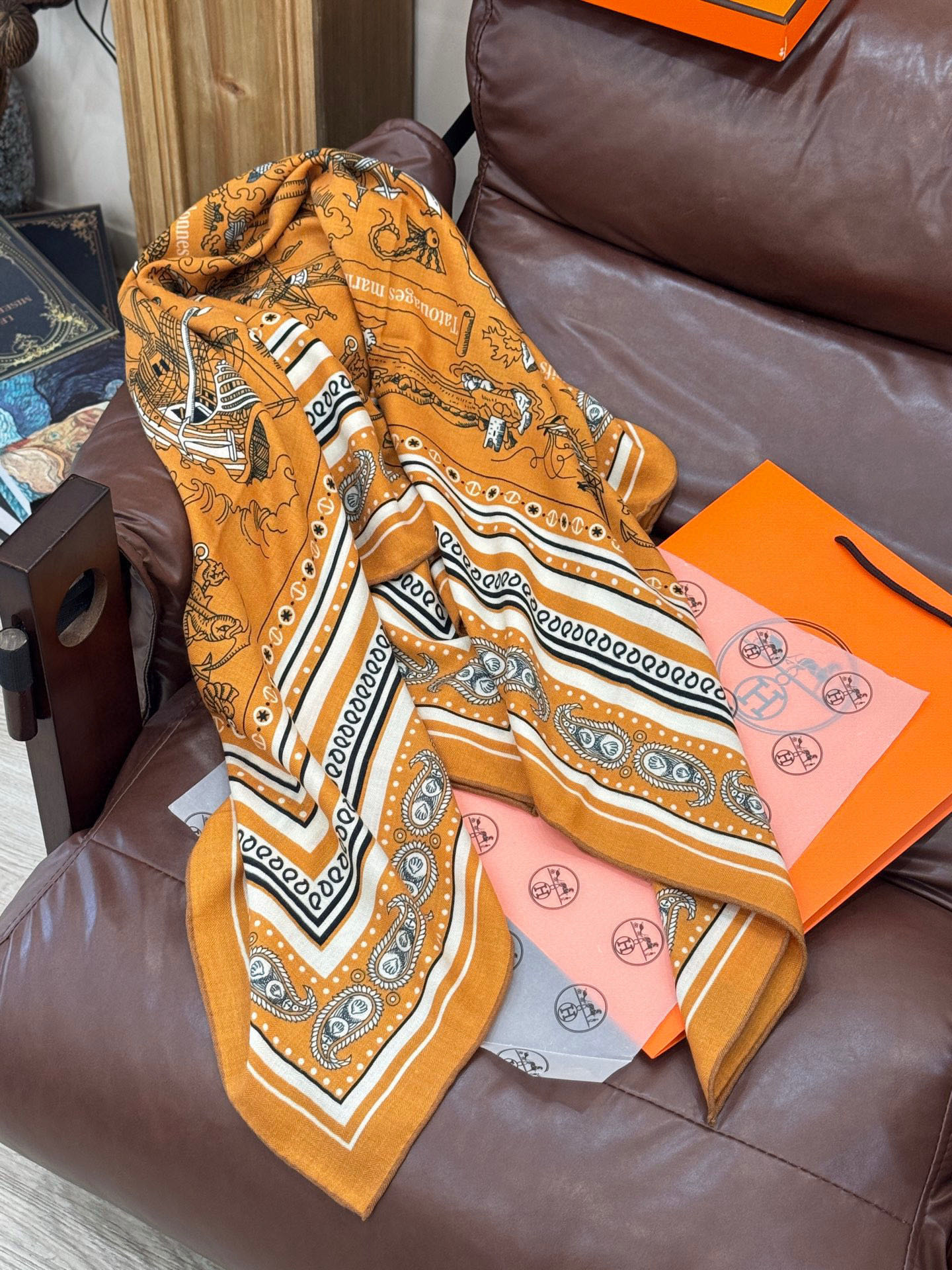  💟2025年秋冬抢先 上新💞【双面同色丝毛方巾】手工卷边山羊绒和真丝混纺披肩（70%山羊绒，30%桑蚕