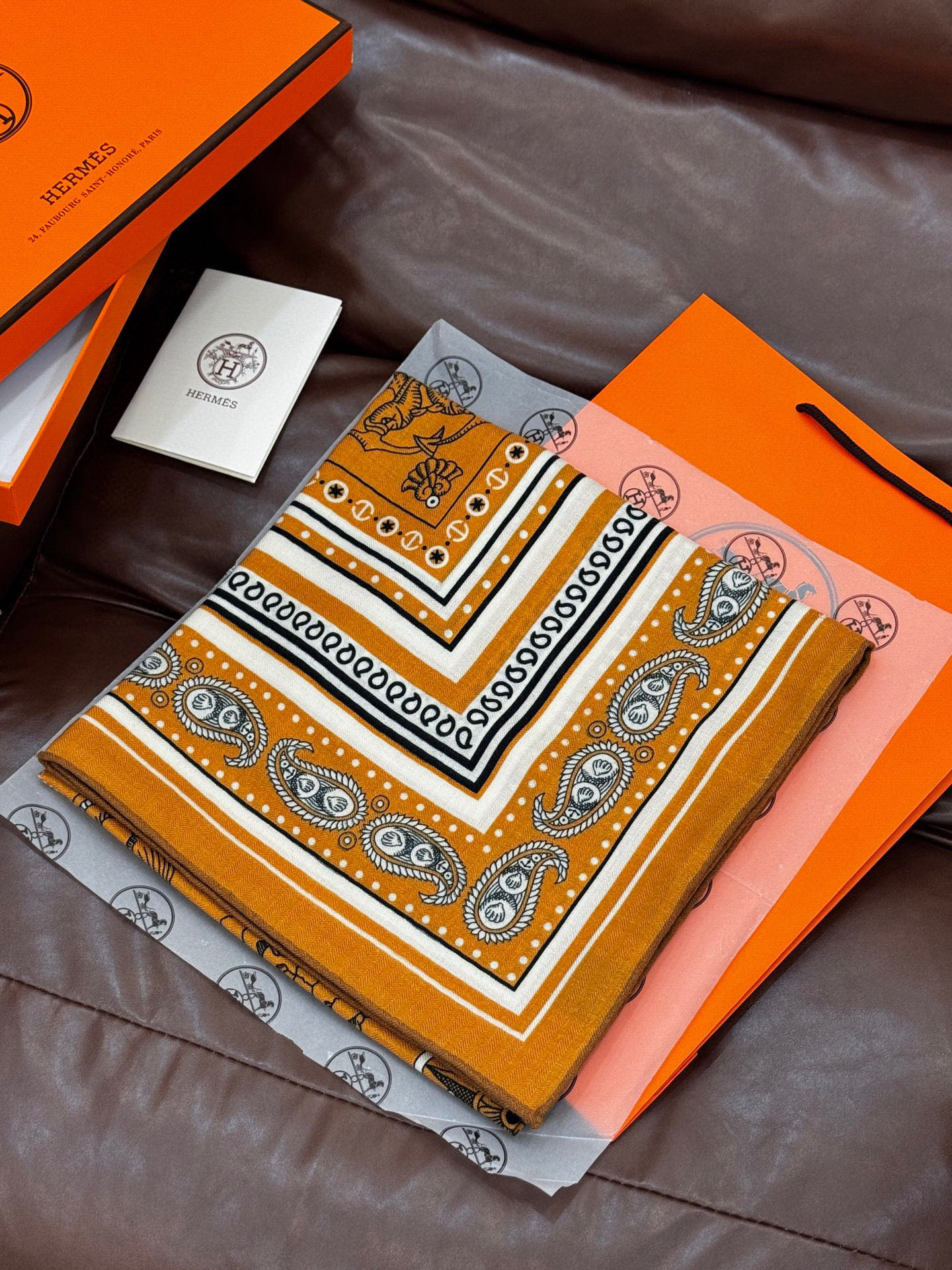  💟2025年秋冬抢先 上新💞【双面同色丝毛方巾】手工卷边山羊绒和真丝混纺披肩（70%山羊绒，30%桑蚕