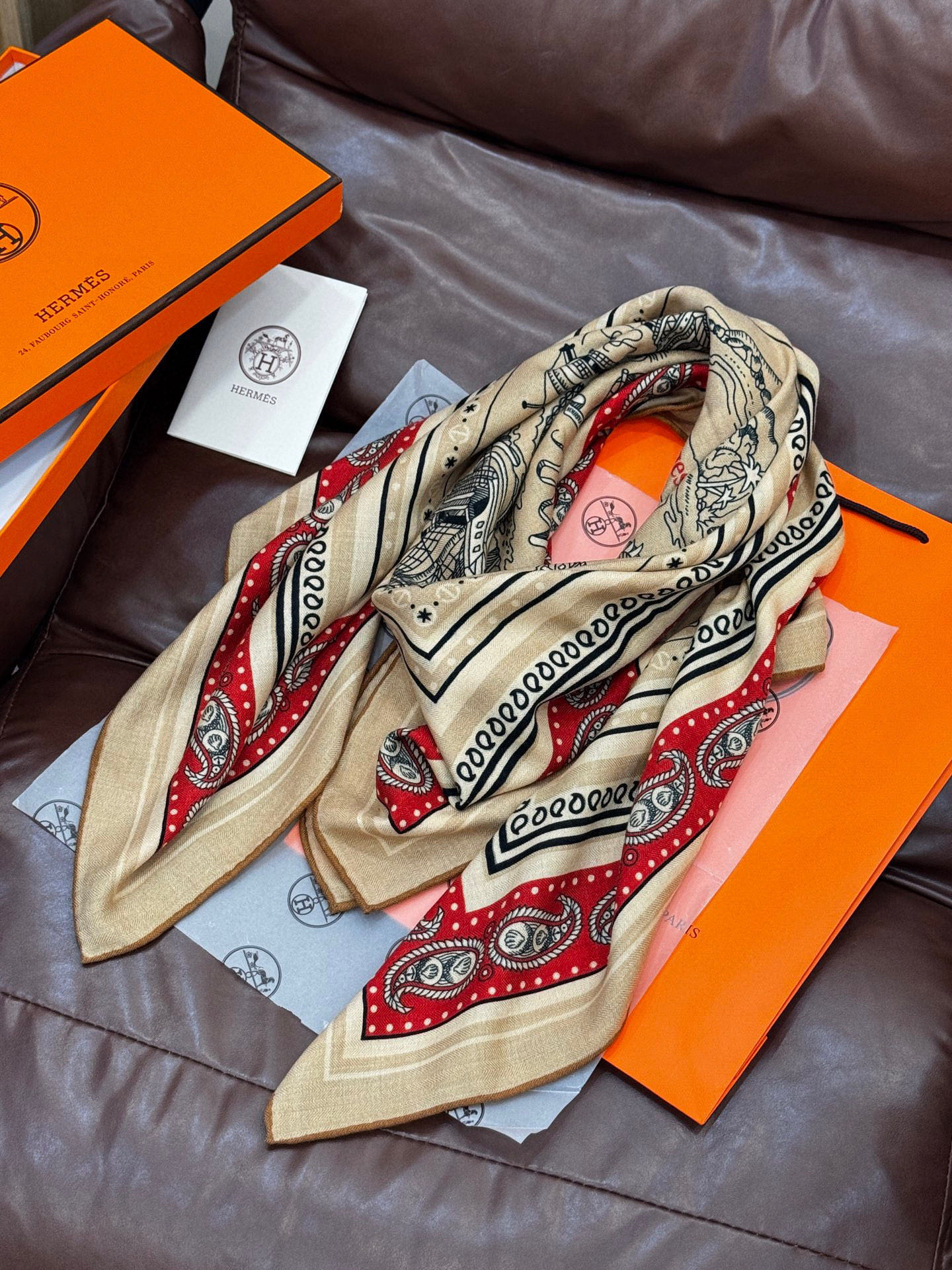  💟2025年秋冬抢先 上新💞【双面同色丝毛方巾】手工卷边山羊绒和真丝混纺披肩（70%山羊绒，30%桑蚕