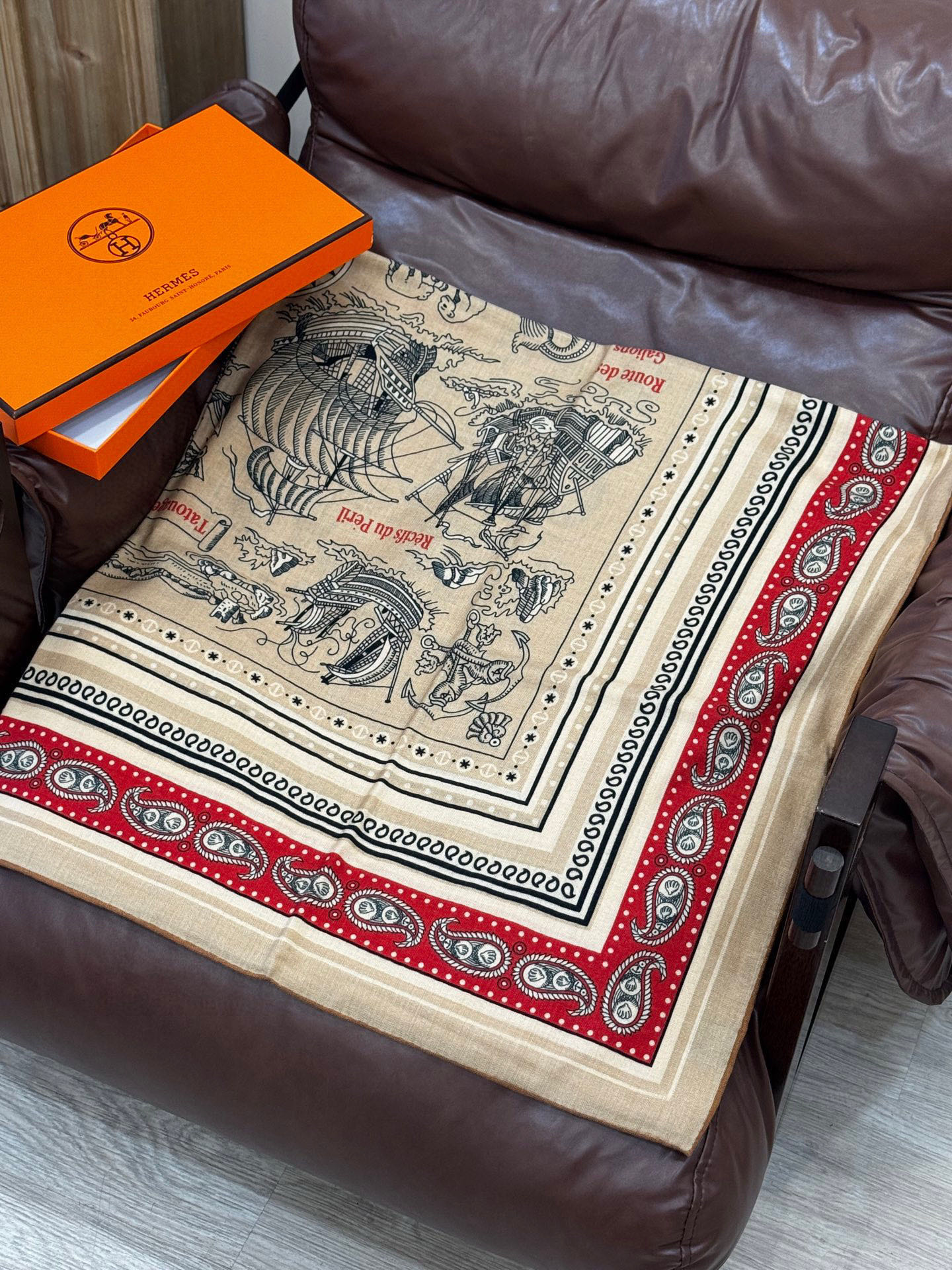  💟2025年秋冬抢先 上新💞【双面同色丝毛方巾】手工卷边山羊绒和真丝混纺披肩（70%山羊绒，30%桑蚕