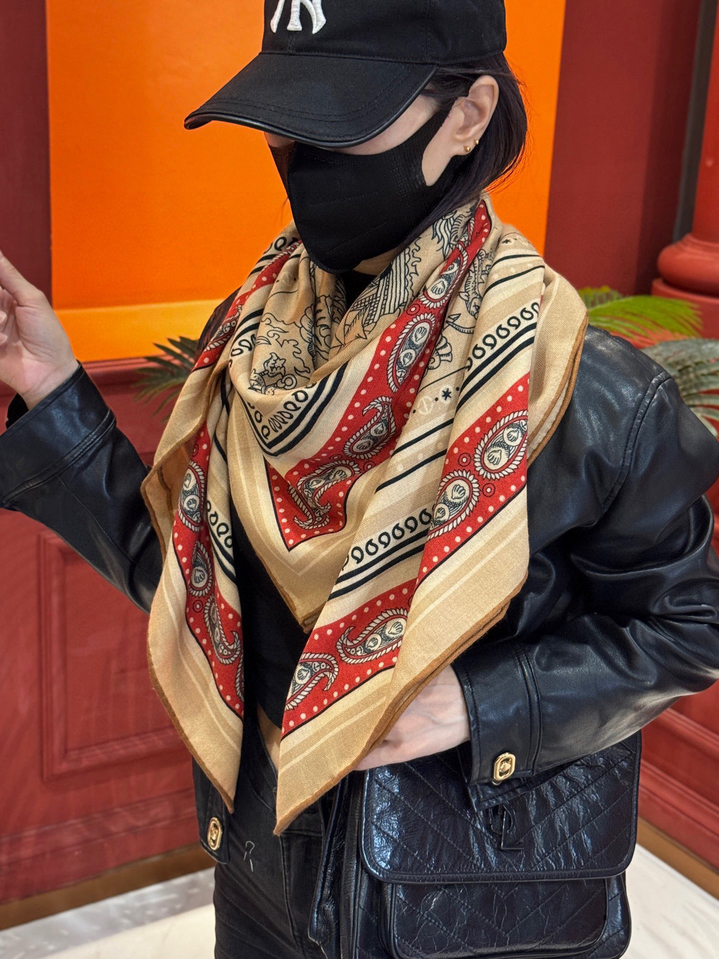  💟2025年秋冬抢先 上新💞【双面同色丝毛方巾】手工卷边山羊绒和真丝混纺披肩（70%山羊绒，30%桑蚕