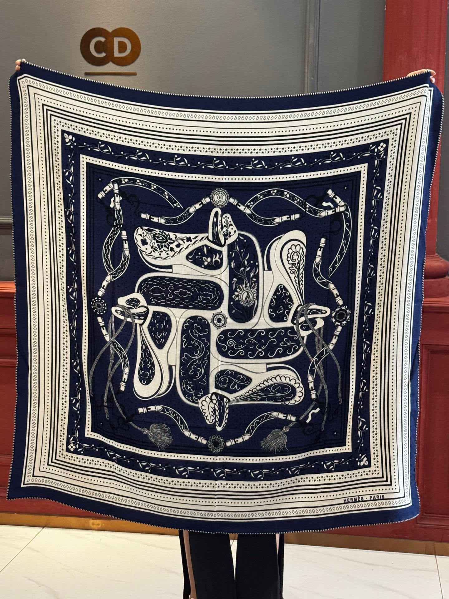  上新💕。丝绒方巾 【爱马仕2025春夏 亚马逊的庆典 Bandana，佩斯利花纹，生机勃勃的图案】（双