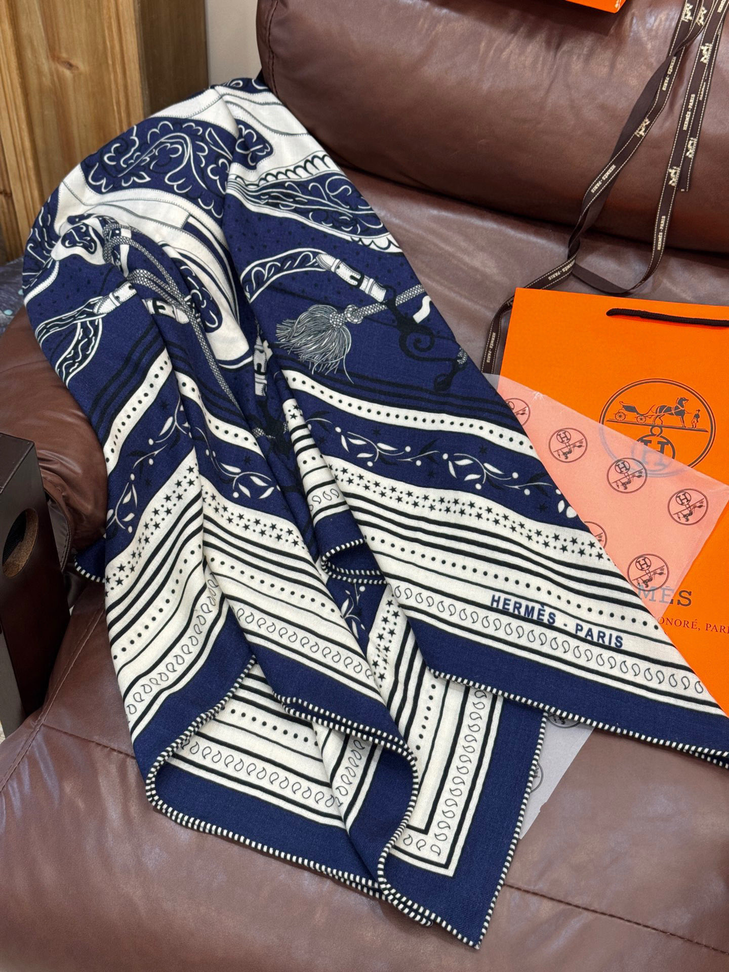  上新💕。丝绒方巾 【爱马仕2025春夏 亚马逊的庆典 Bandana，佩斯利花纹，生机勃勃的图案】（双