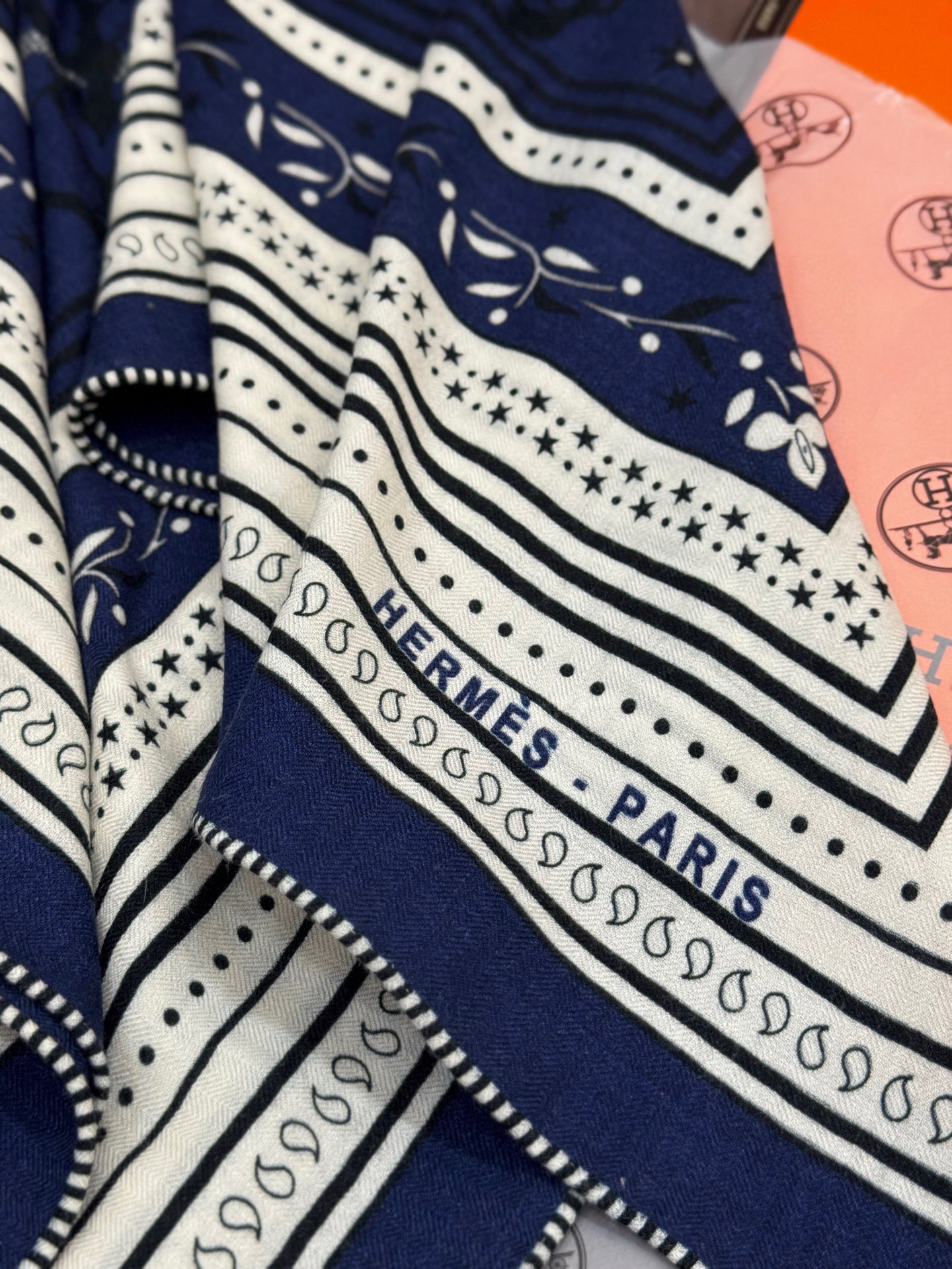  上新💕。丝绒方巾 【爱马仕2025春夏 亚马逊的庆典 Bandana，佩斯利花纹，生机勃勃的图案】（双