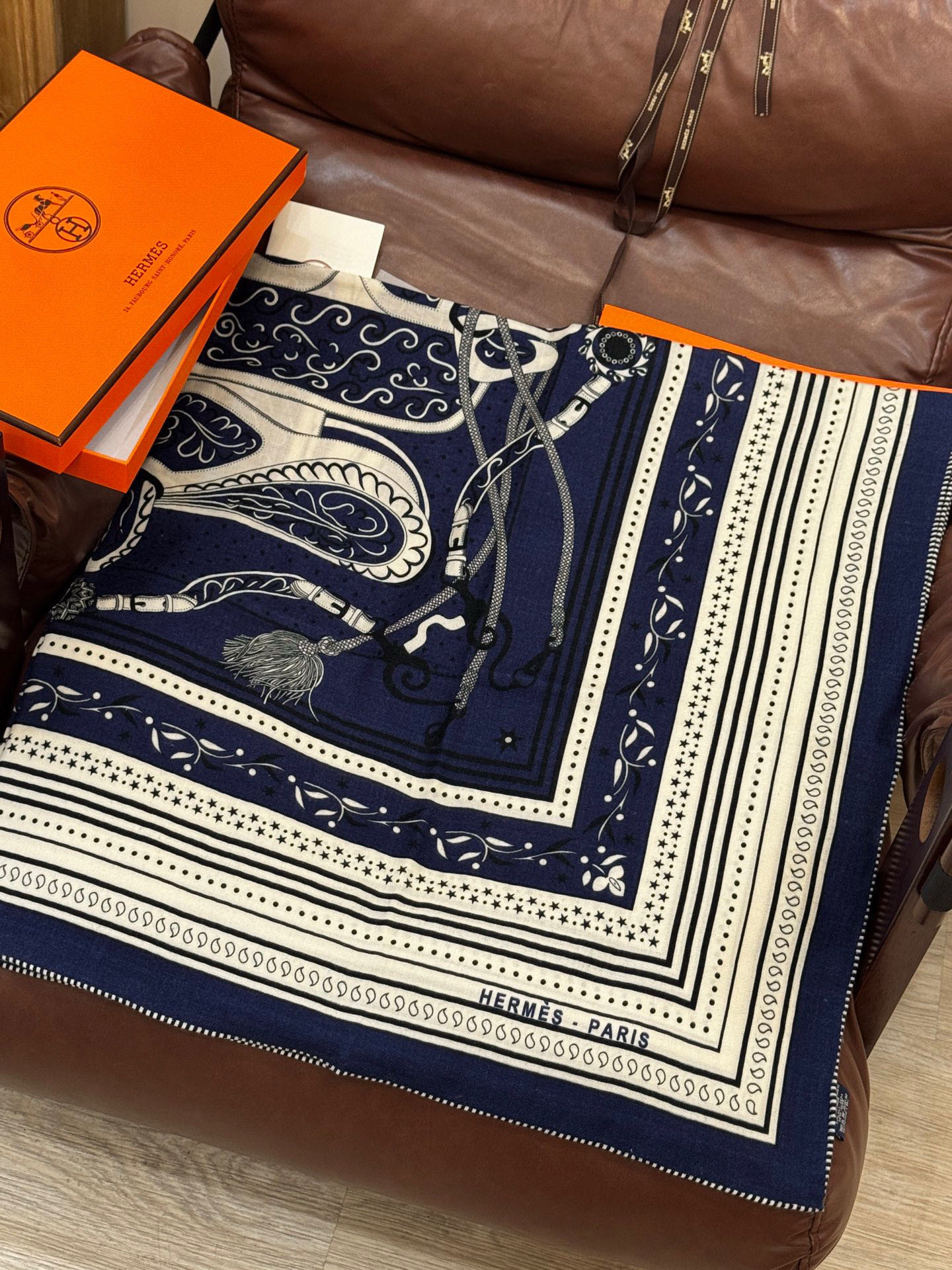  上新💕。丝绒方巾 【爱马仕2025春夏 亚马逊的庆典 Bandana，佩斯利花纹，生机勃勃的图案】（双