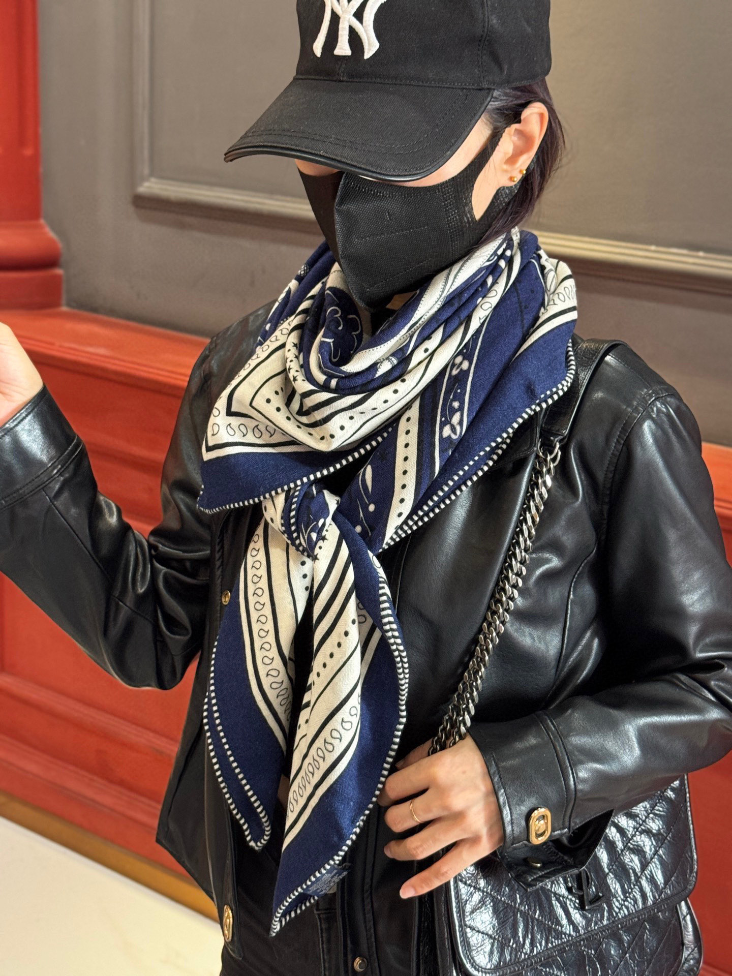  上新💕。丝绒方巾 【爱马仕2025春夏 亚马逊的庆典 Bandana，佩斯利花纹，生机勃勃的图案】（双