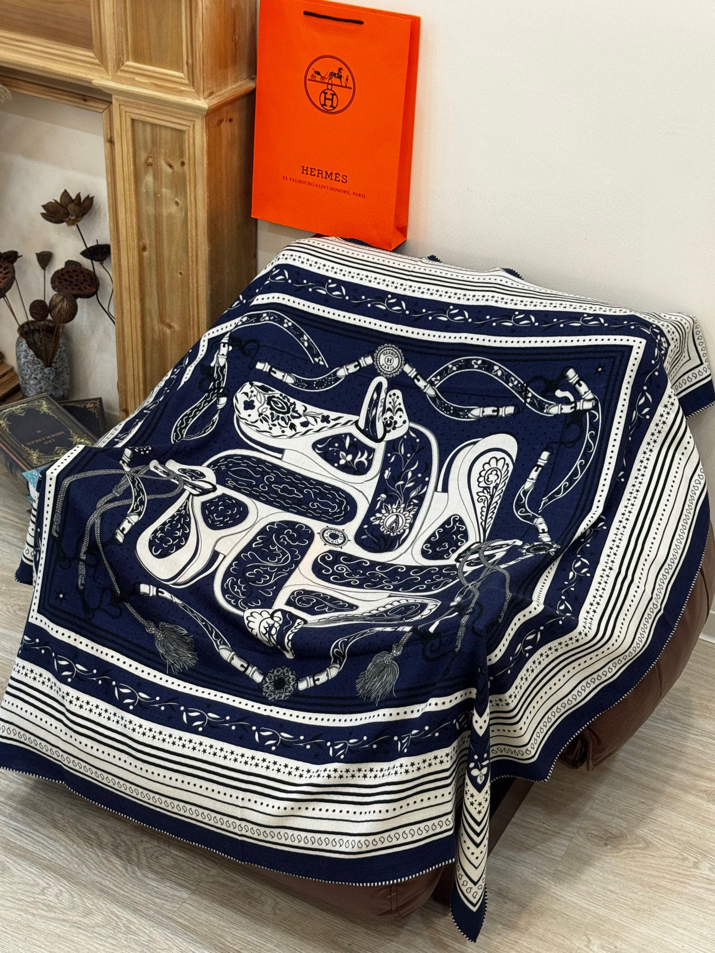  上新💕。丝绒方巾 【爱马仕2025春夏 亚马逊的庆典 Bandana，佩斯利花纹，生机勃勃的图案】（双