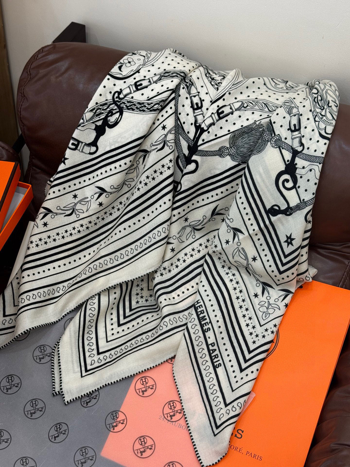  上新💕。丝绒方巾 【爱马仕2025春夏 亚马逊的庆典 Bandana，佩斯利花纹，生机勃勃的图案】（双