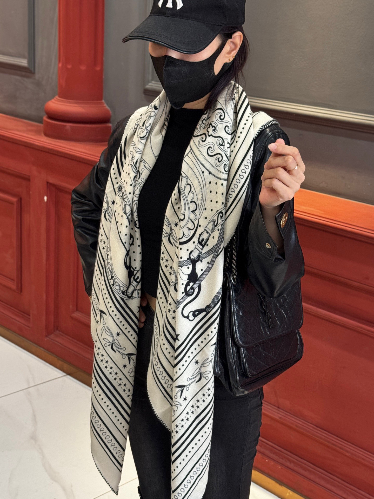  上新💕。丝绒方巾 【爱马仕2025春夏 亚马逊的庆典 Bandana，佩斯利花纹，生机勃勃的图案】（双