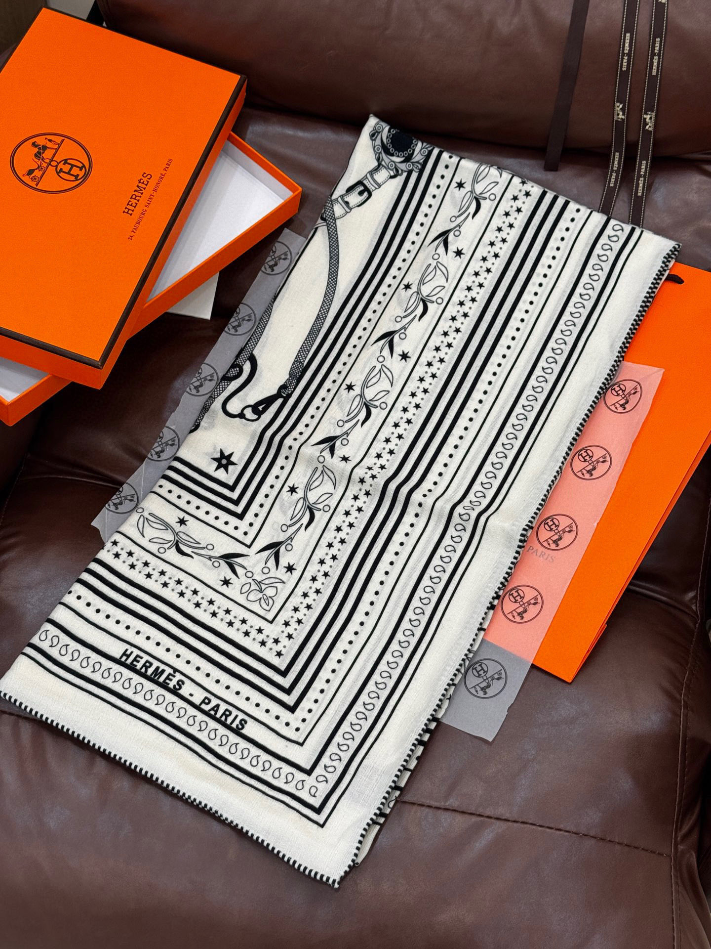  上新💕。丝绒方巾 【爱马仕2025春夏 亚马逊的庆典 Bandana，佩斯利花纹，生机勃勃的图案】（双