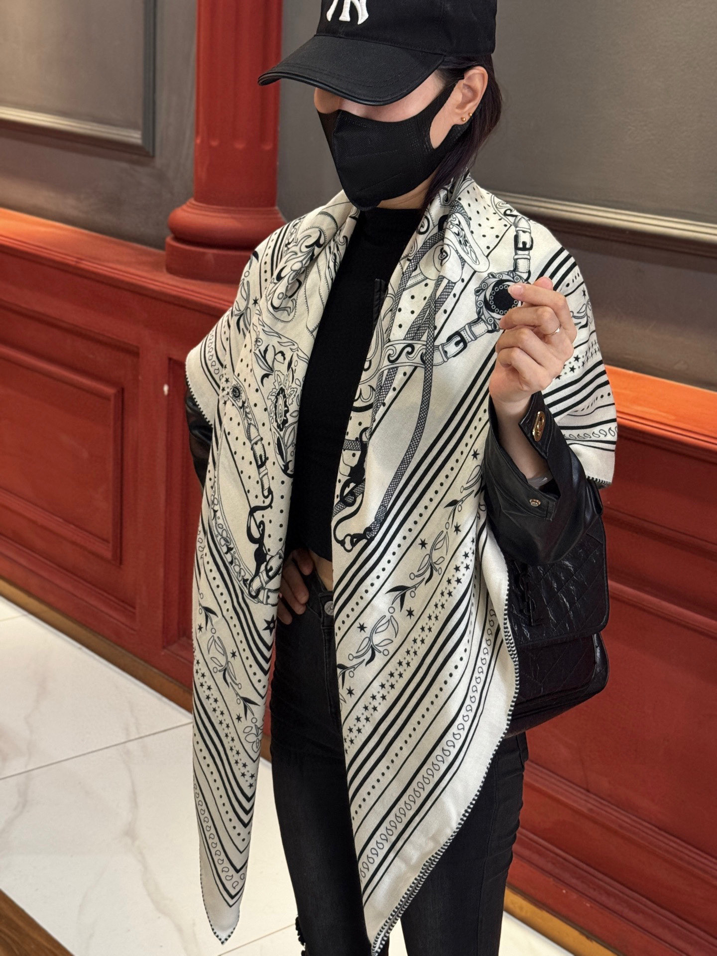  上新💕。丝绒方巾 【爱马仕2025春夏 亚马逊的庆典 Bandana，佩斯利花纹，生机勃勃的图案】（双