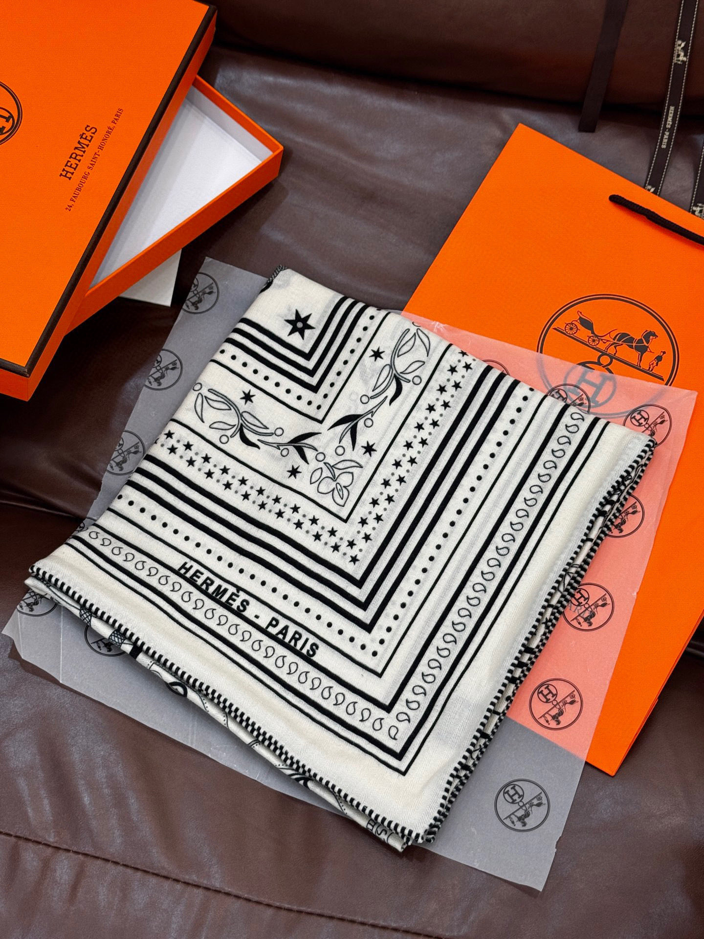  上新💕。丝绒方巾 【爱马仕2025春夏 亚马逊的庆典 Bandana，佩斯利花纹，生机勃勃的图案】（双