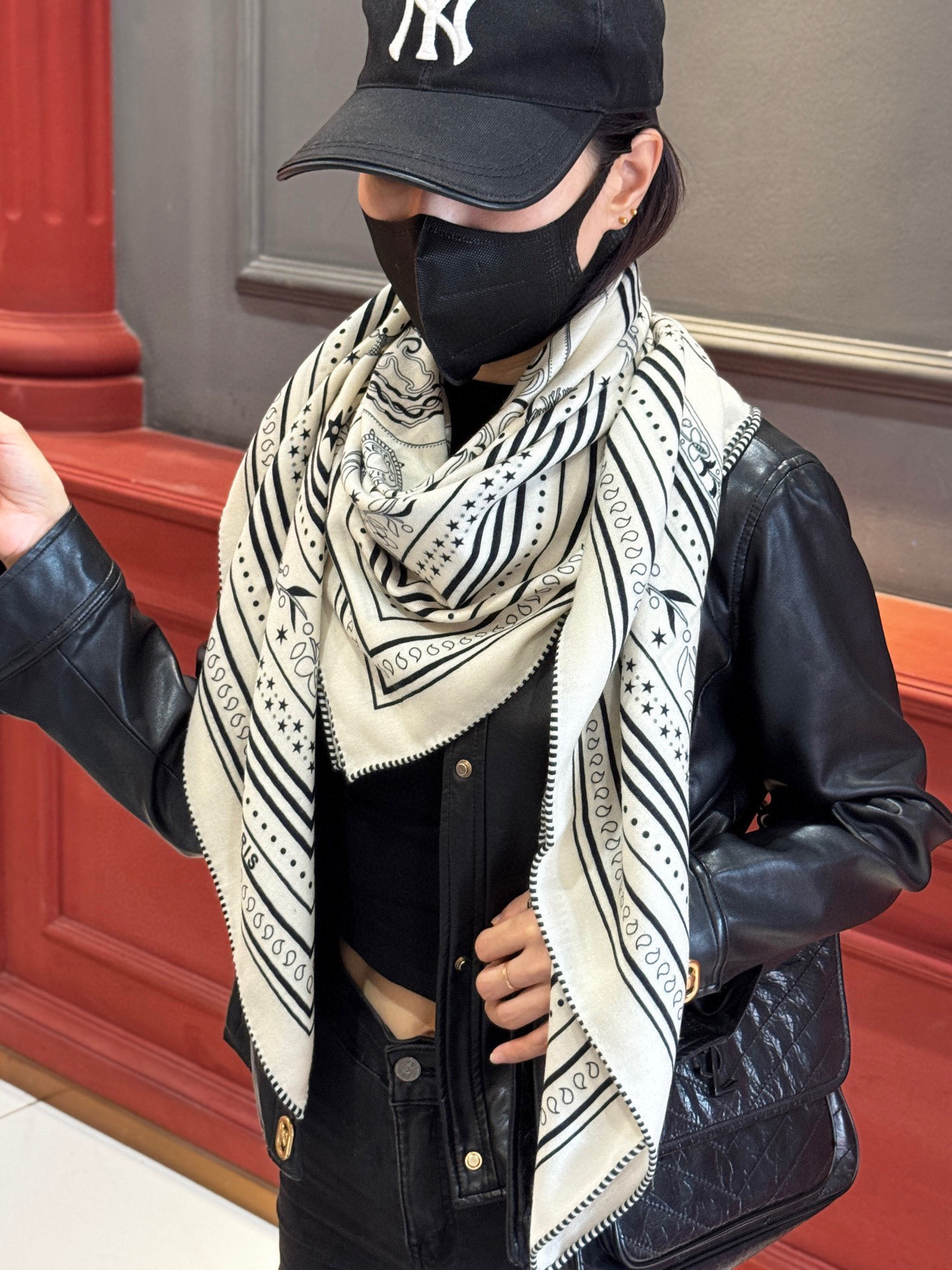  上新💕。丝绒方巾 【爱马仕2025春夏 亚马逊的庆典 Bandana，佩斯利花纹，生机勃勃的图案】（双