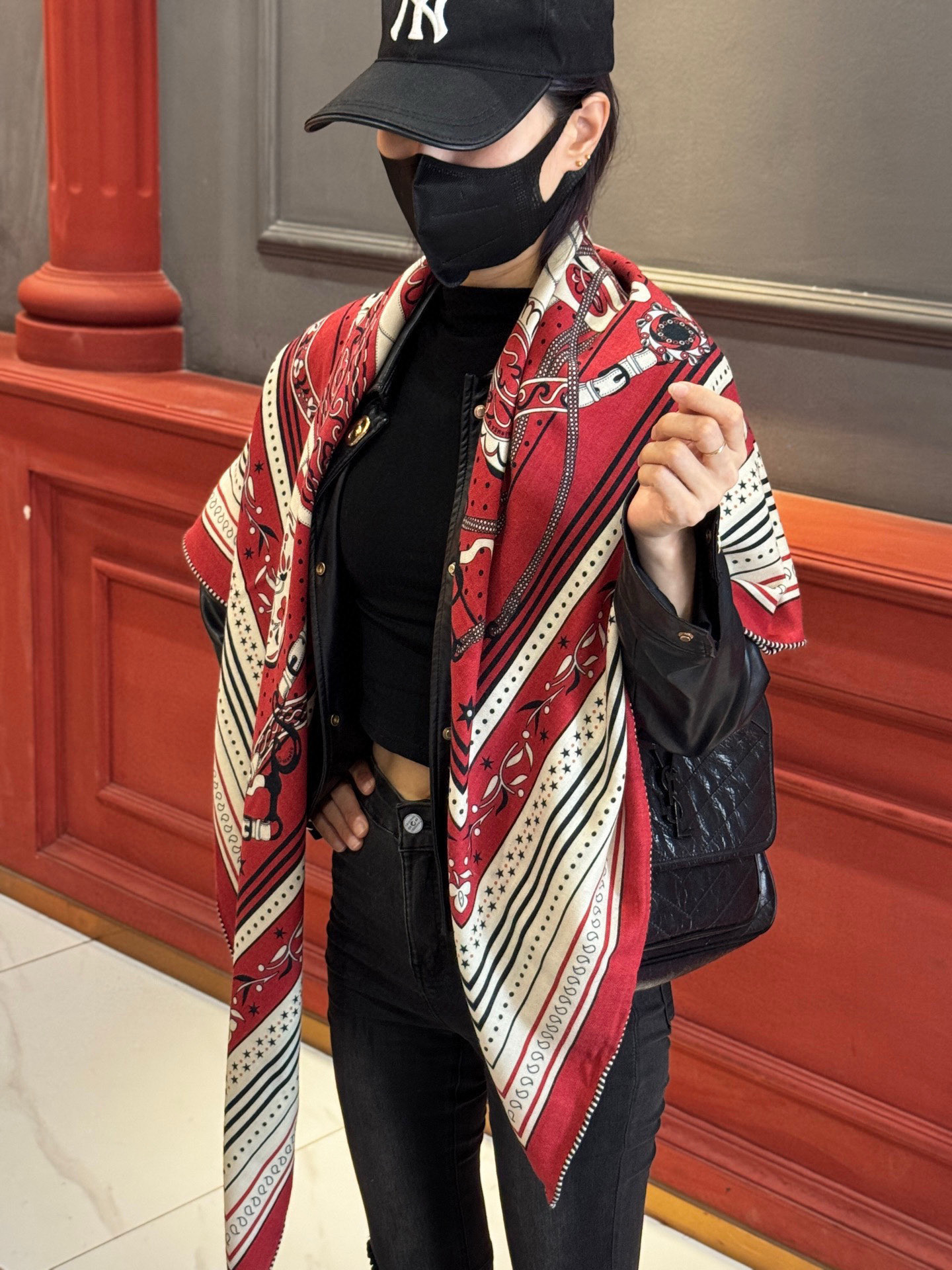  上新💕。丝绒方巾 【爱马仕2025春夏 亚马逊的庆典 Bandana，佩斯利花纹，生机勃勃的图案】（双