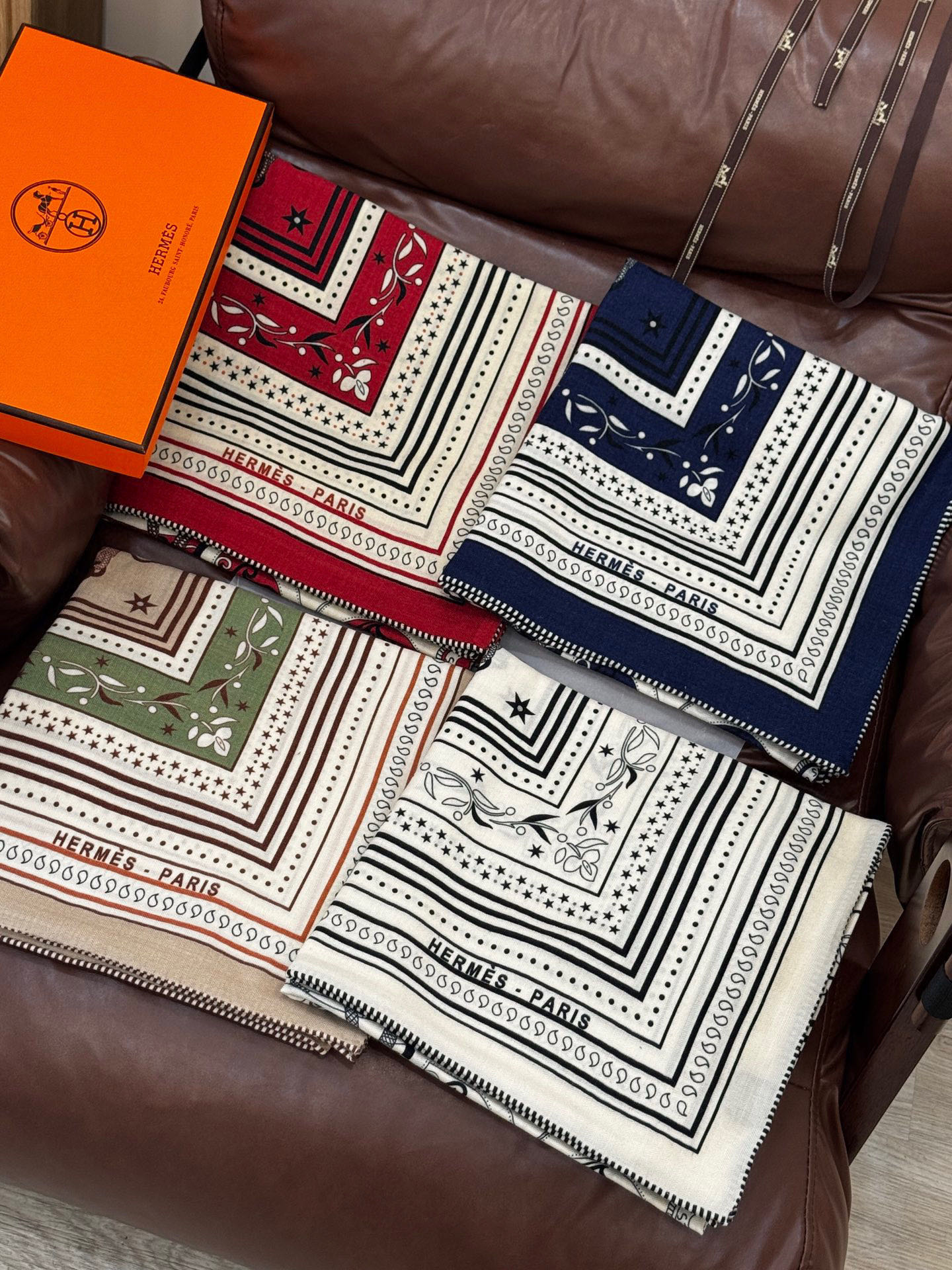  上新💕。丝绒方巾 【爱马仕2025春夏 亚马逊的庆典 Bandana，佩斯利花纹，生机勃勃的图案】（双