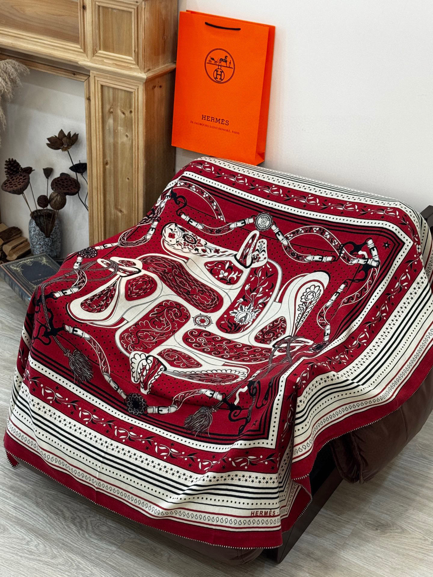  上新💕。丝绒方巾 【爱马仕2025春夏 亚马逊的庆典 Bandana，佩斯利花纹，生机勃勃的图案】（双