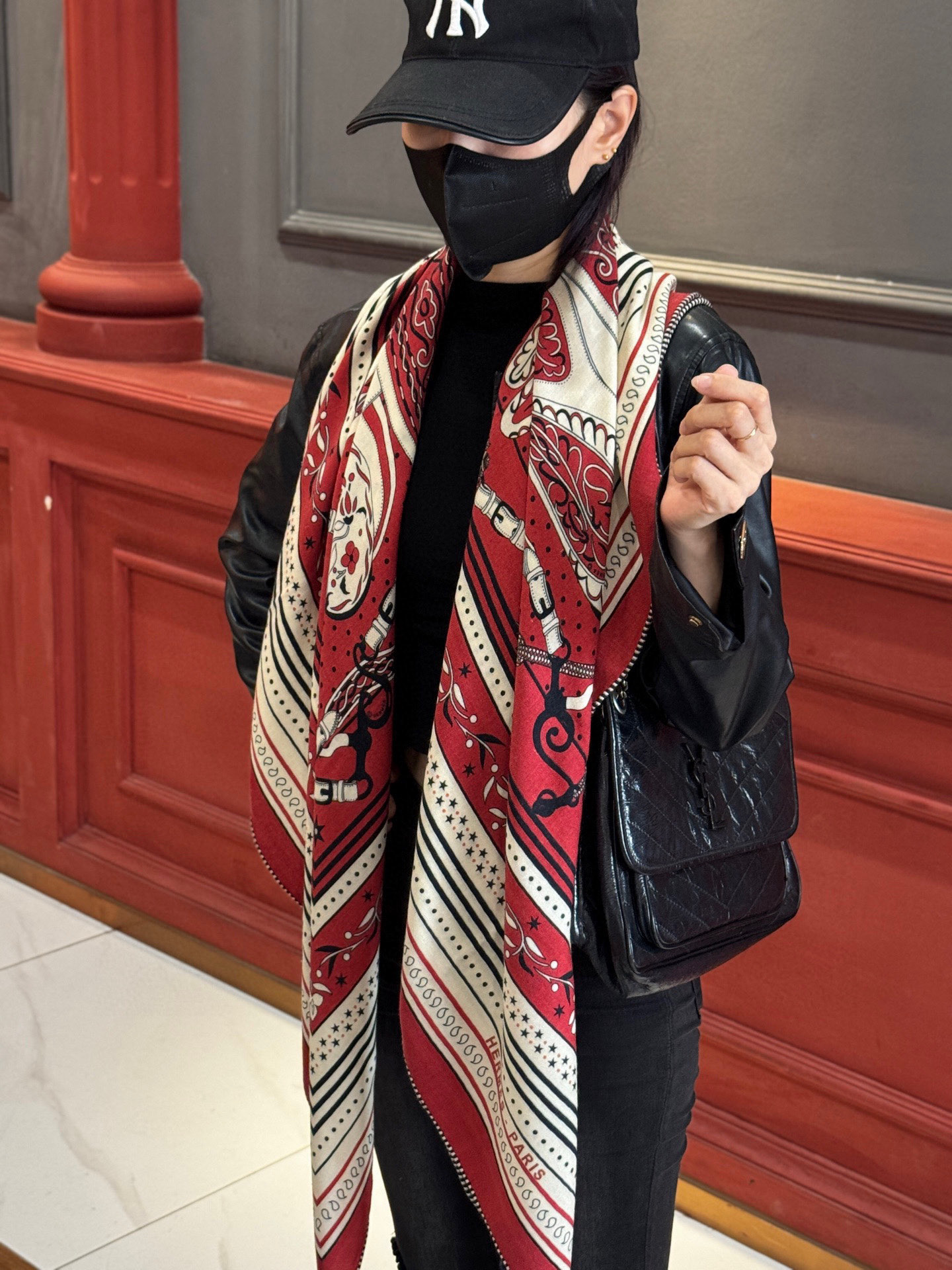  上新💕。丝绒方巾 【爱马仕2025春夏 亚马逊的庆典 Bandana，佩斯利花纹，生机勃勃的图案】（双