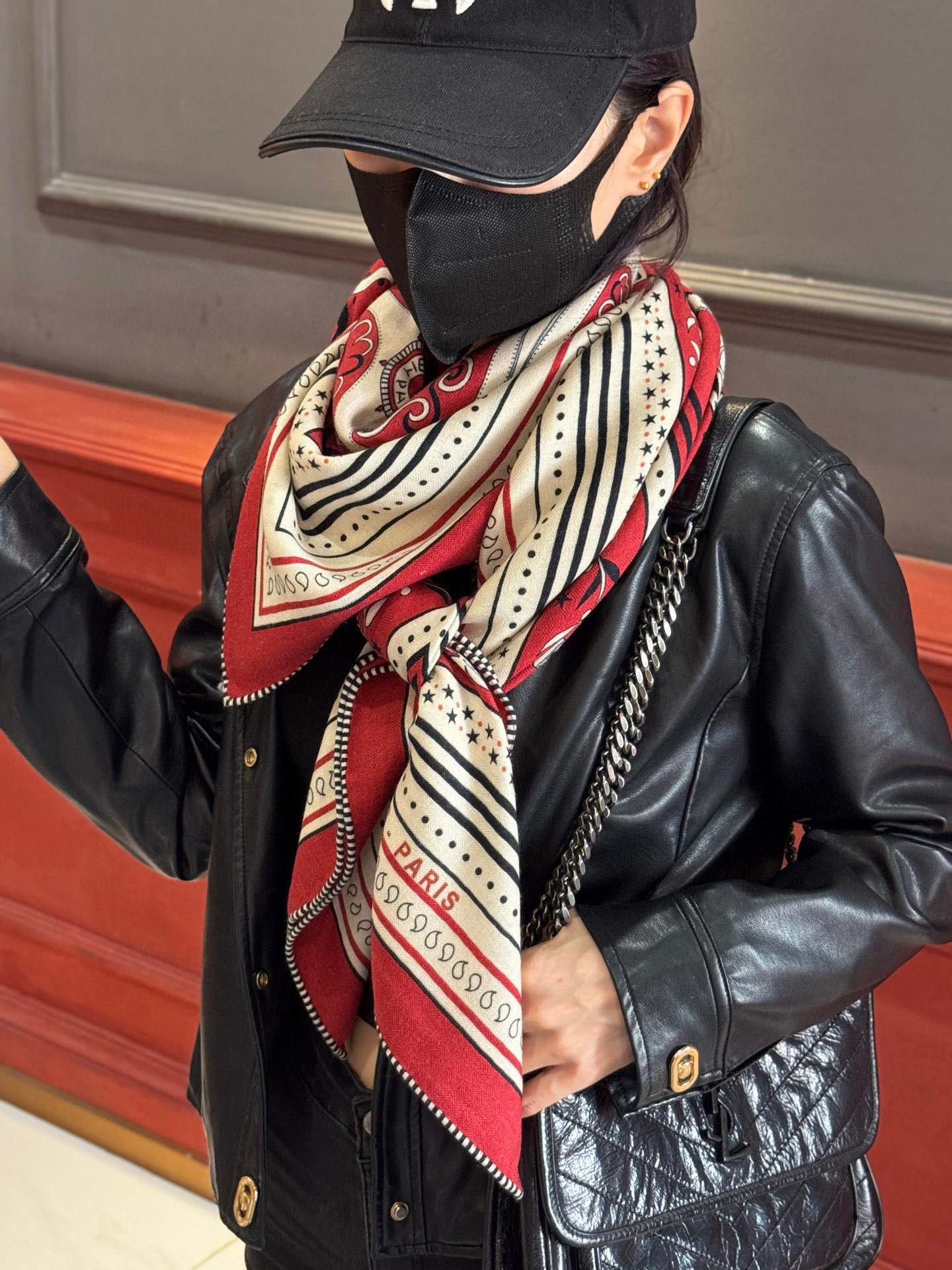  上新💕。丝绒方巾 【爱马仕2025春夏 亚马逊的庆典 Bandana，佩斯利花纹，生机勃勃的图案】（双