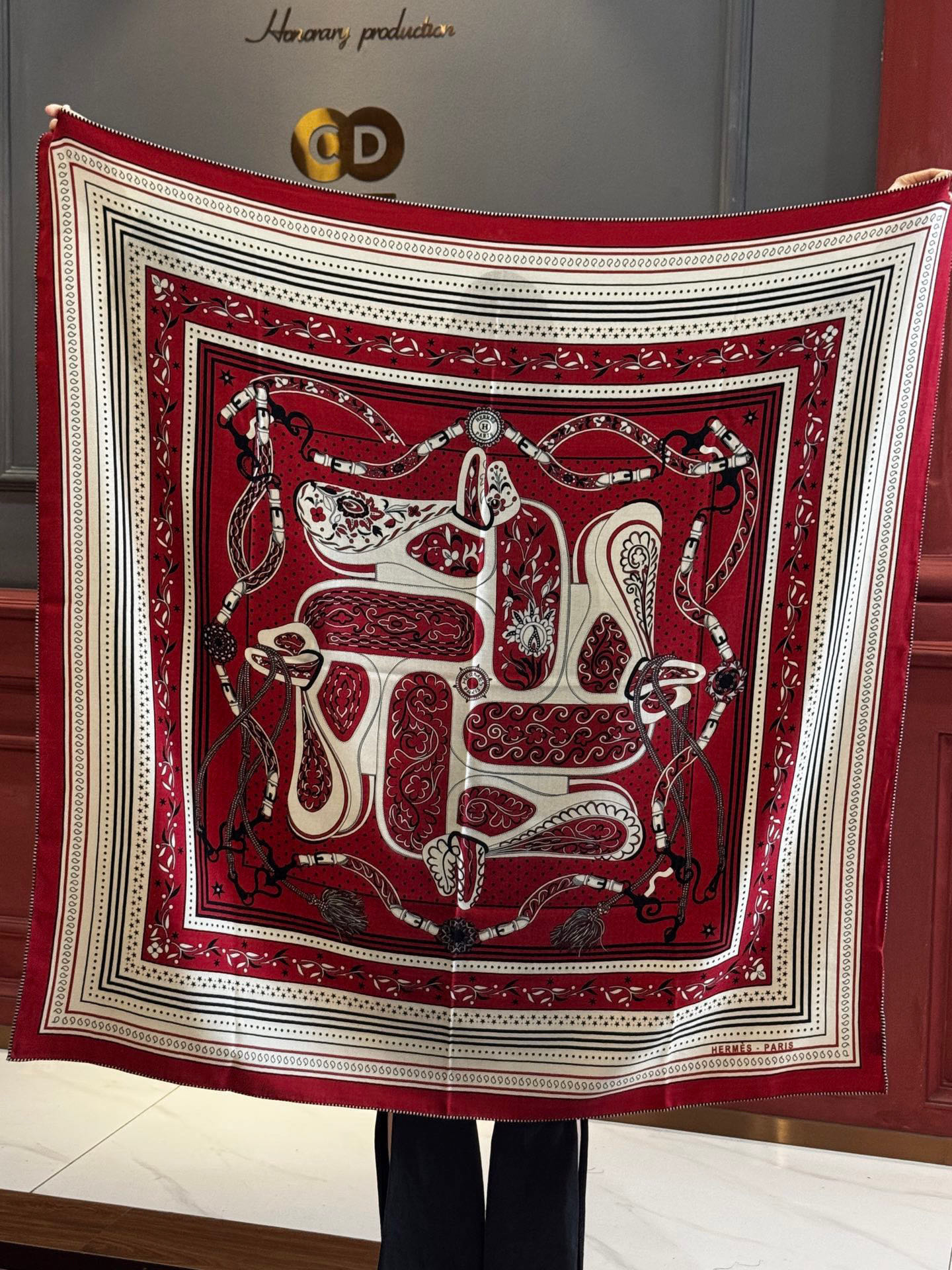  上新💕。丝绒方巾 【爱马仕2025春夏 亚马逊的庆典 Bandana，佩斯利花纹，生机勃勃的图案】（双