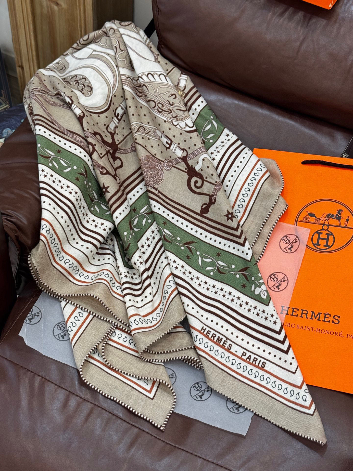  上新💕。丝绒方巾 【爱马仕2025春夏 亚马逊的庆典 Bandana，佩斯利花纹，生机勃勃的图案】（双