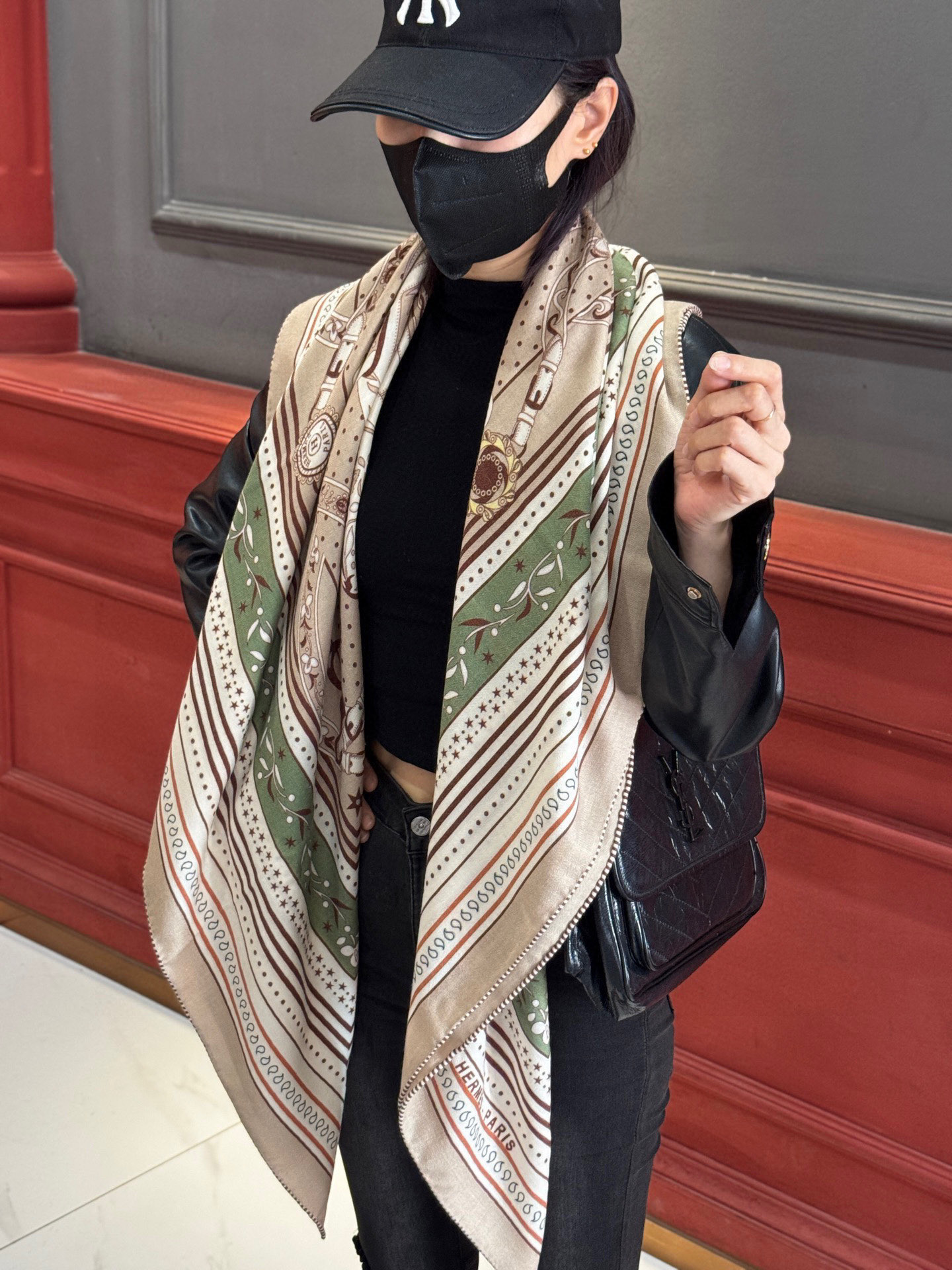  上新💕。丝绒方巾 【爱马仕2025春夏 亚马逊的庆典 Bandana，佩斯利花纹，生机勃勃的图案】（双