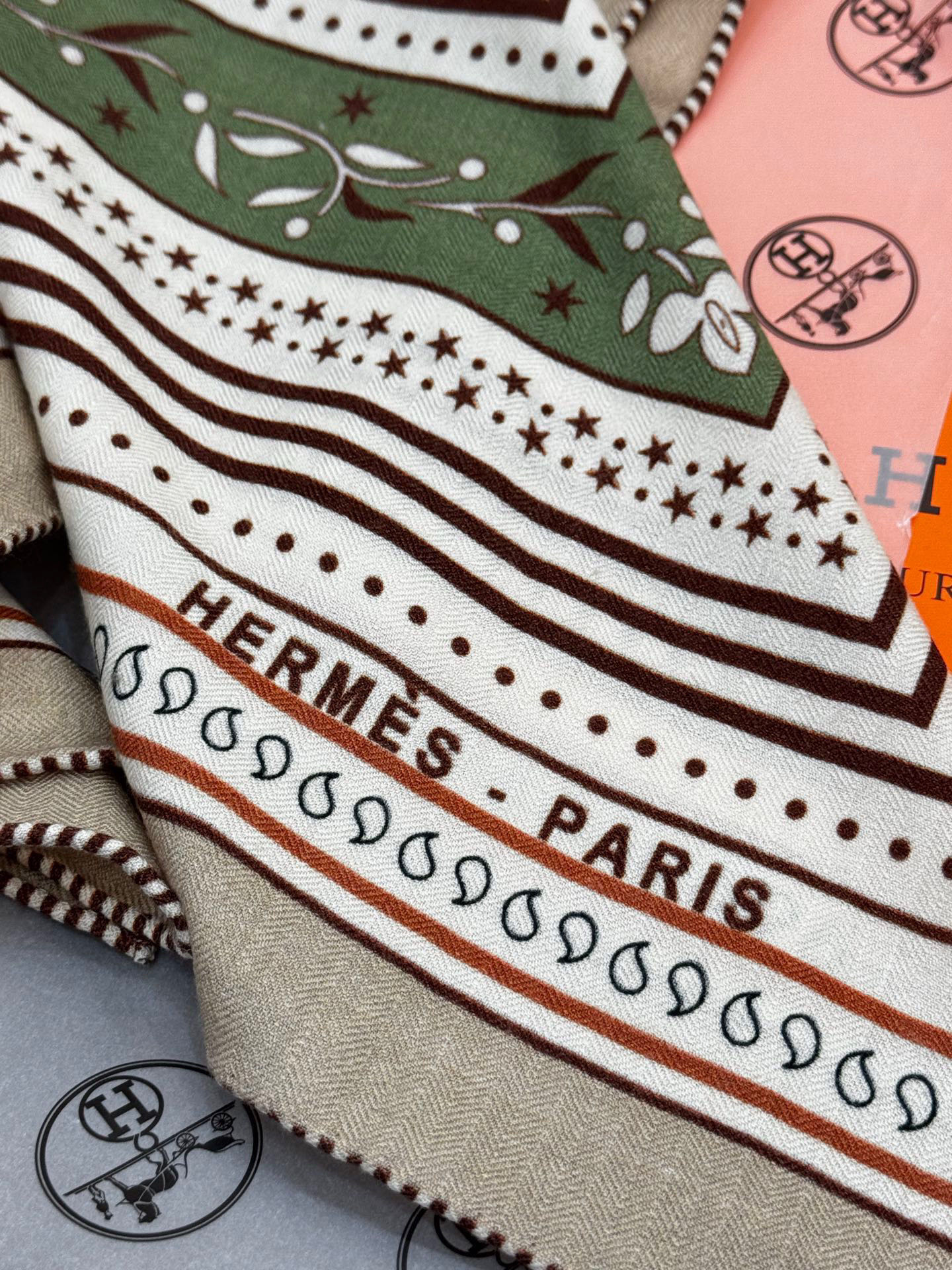  上新💕。丝绒方巾 【爱马仕2025春夏 亚马逊的庆典 Bandana，佩斯利花纹，生机勃勃的图案】（双