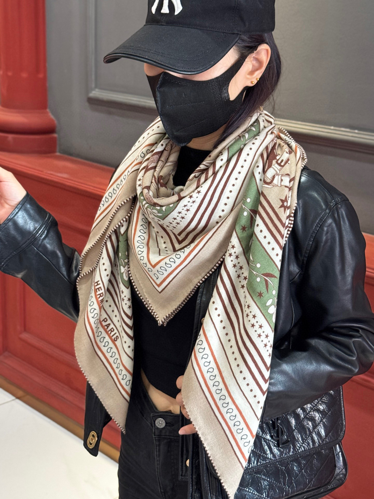  上新💕。丝绒方巾 【爱马仕2025春夏 亚马逊的庆典 Bandana，佩斯利花纹，生机勃勃的图案】（双